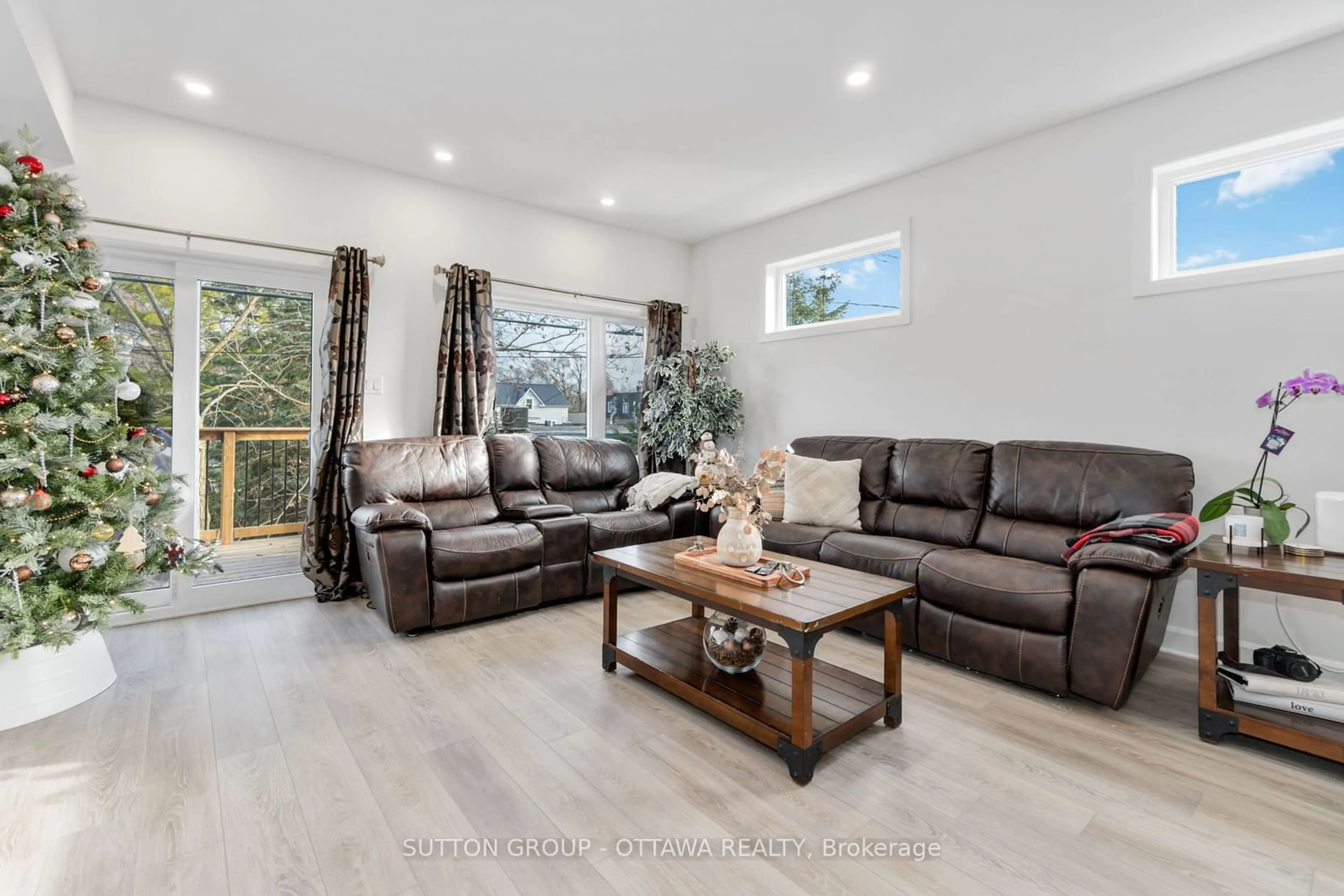 Living room with furniture, wood/laminate floor for 81 Victoria St, Carleton Place Ontario K7C 2W3