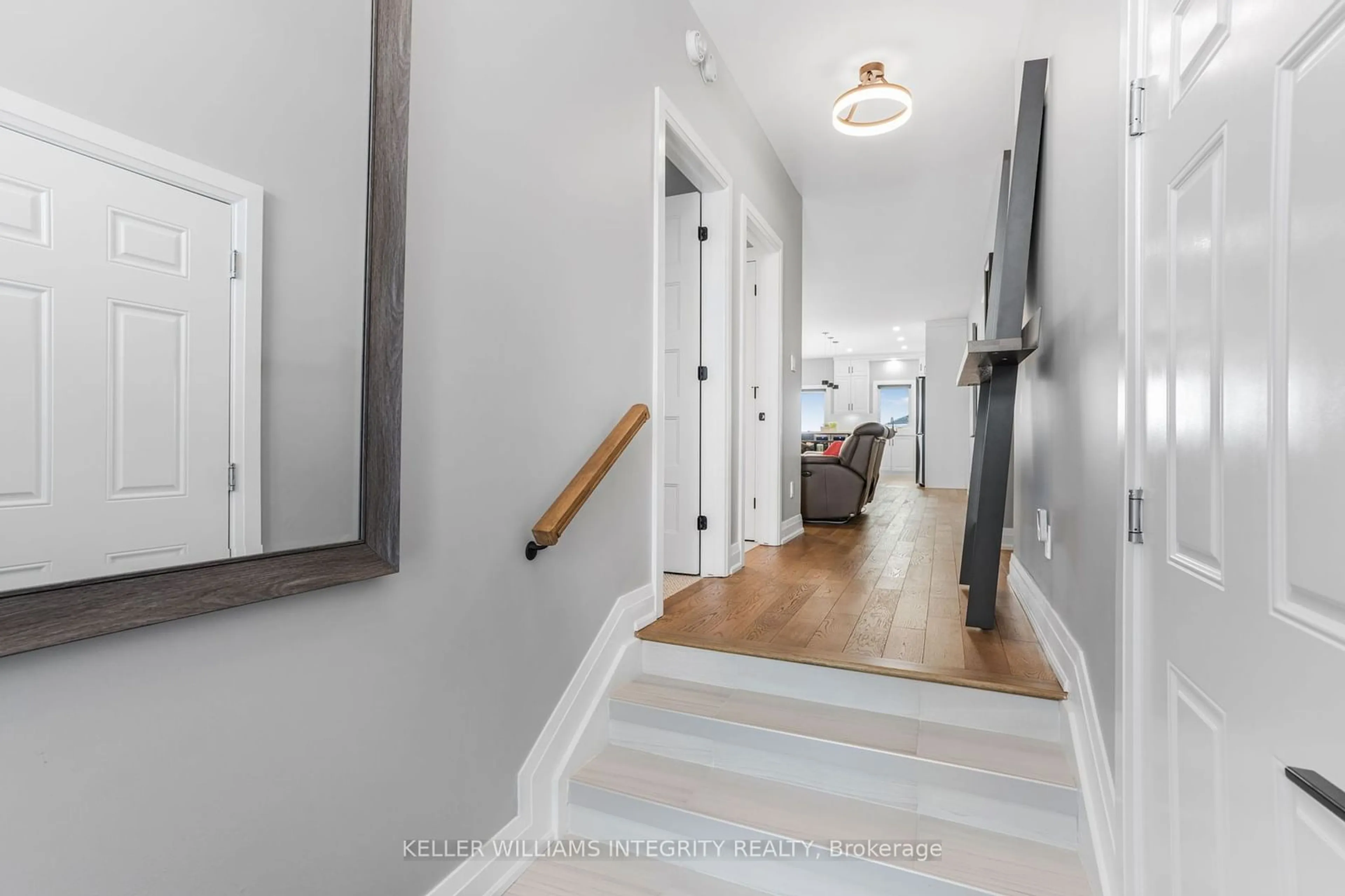 Indoor entryway for 810 Namur St, Russell Ontario K0A 1W0