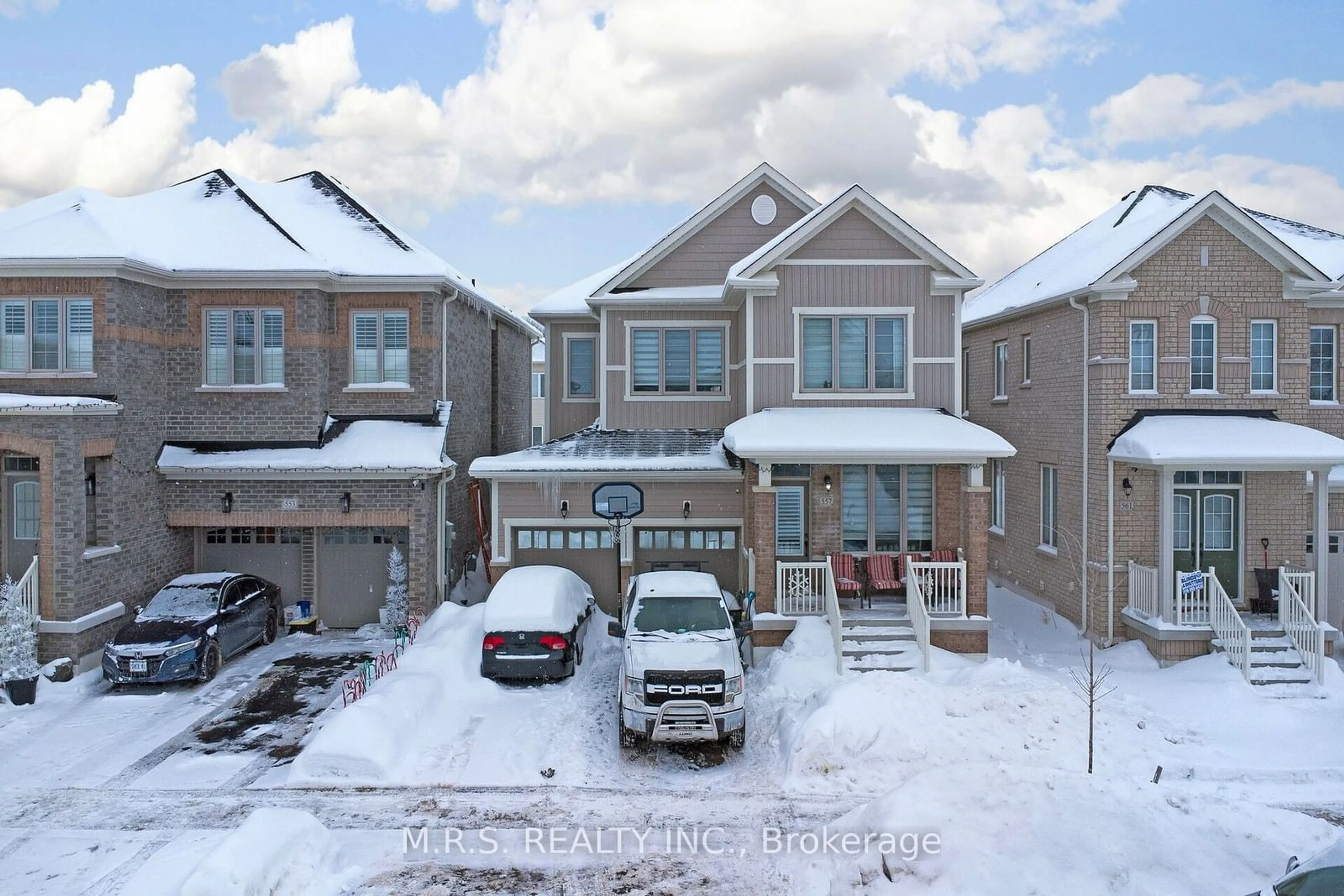 A pic from outside/outdoor area/front of a property/back of a property/a pic from drone, street for 557 Red Elm Rd, Shelburne Ontario L9V 3Y5