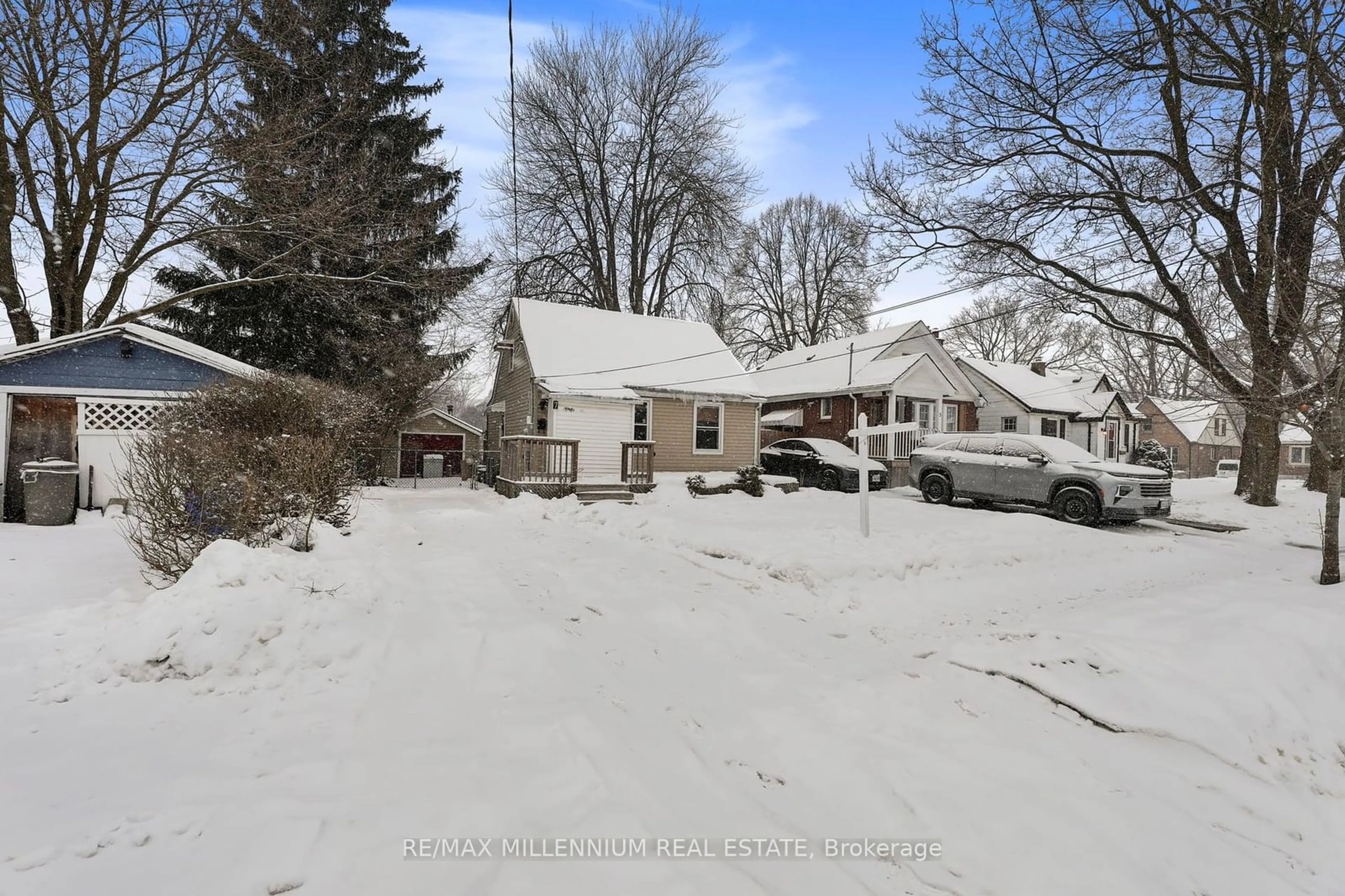 A pic from outside/outdoor area/front of a property/back of a property/a pic from drone, street for 7 Beverly St, London Ontario N6C 4R9