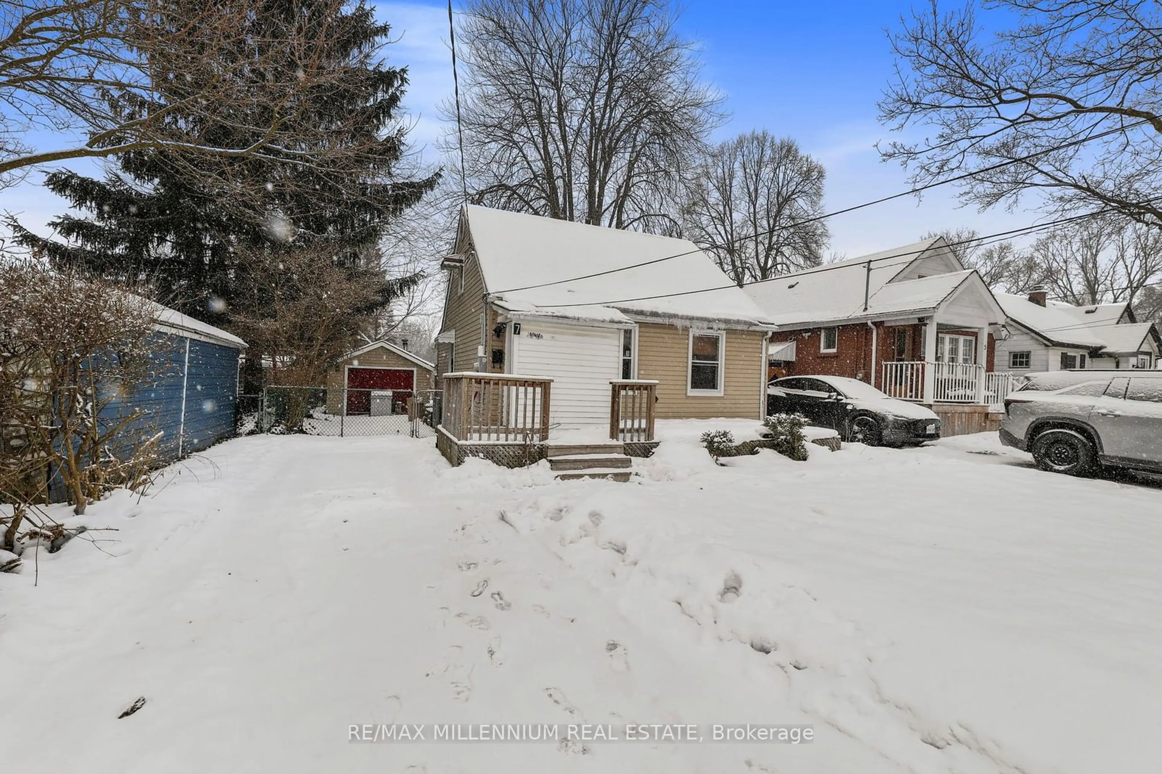 A pic from outside/outdoor area/front of a property/back of a property/a pic from drone, street for 7 Beverly St, London Ontario N6C 4R9