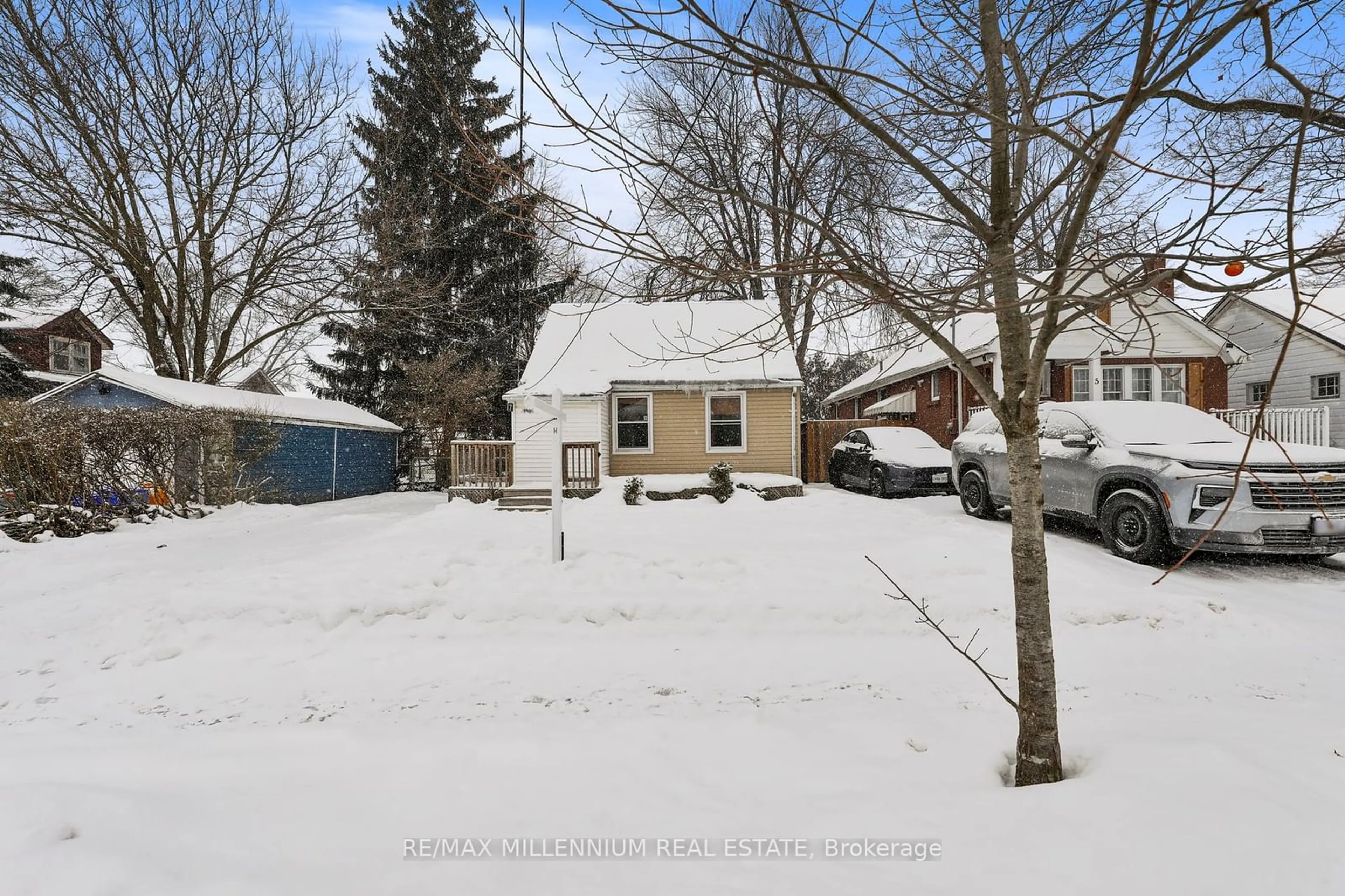 A pic from outside/outdoor area/front of a property/back of a property/a pic from drone, street for 7 Beverly St, London Ontario N6C 4R9