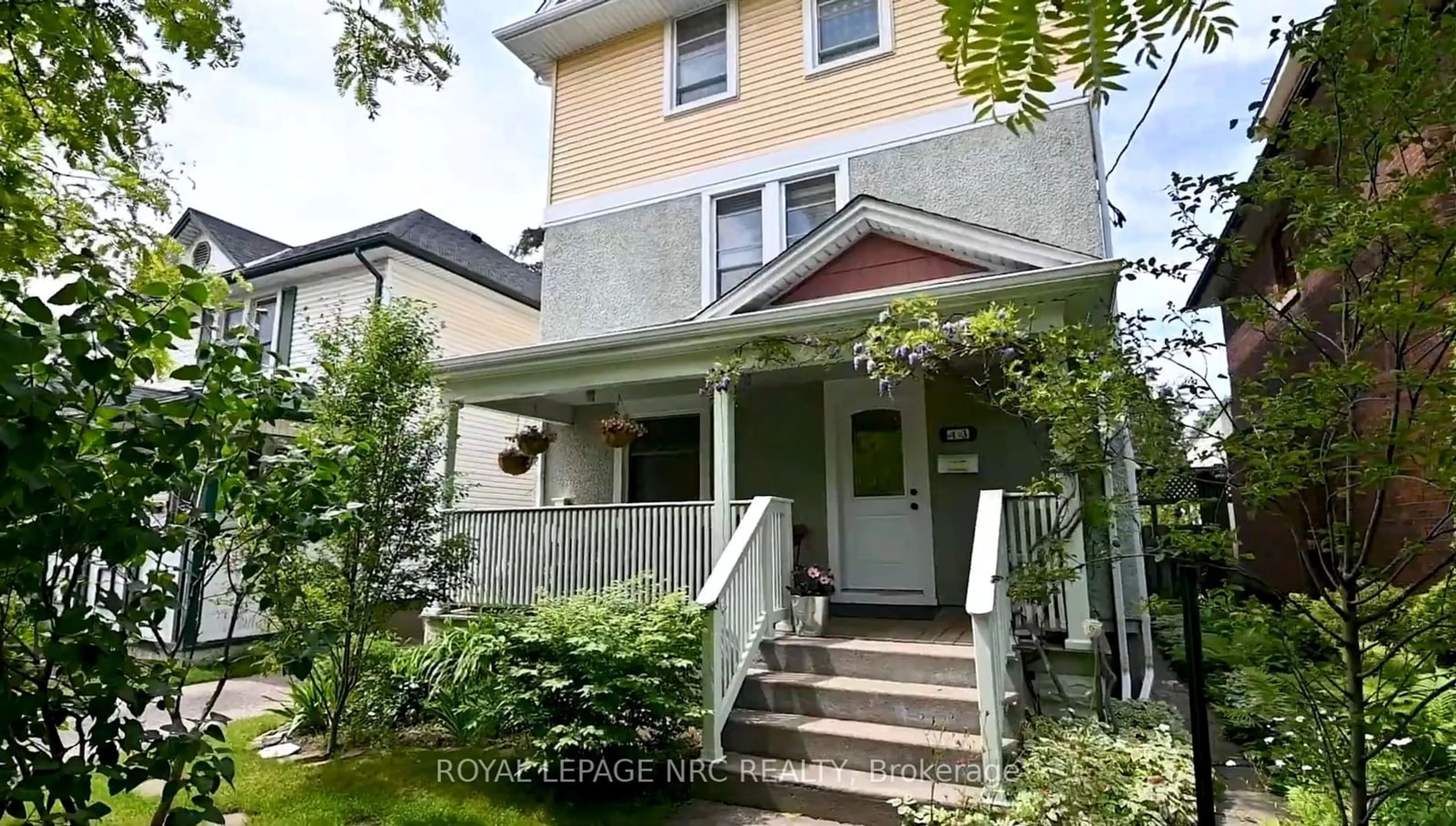 Home with vinyl exterior material, street for 43 Albert St, St. Catharines Ontario L2R 2G8