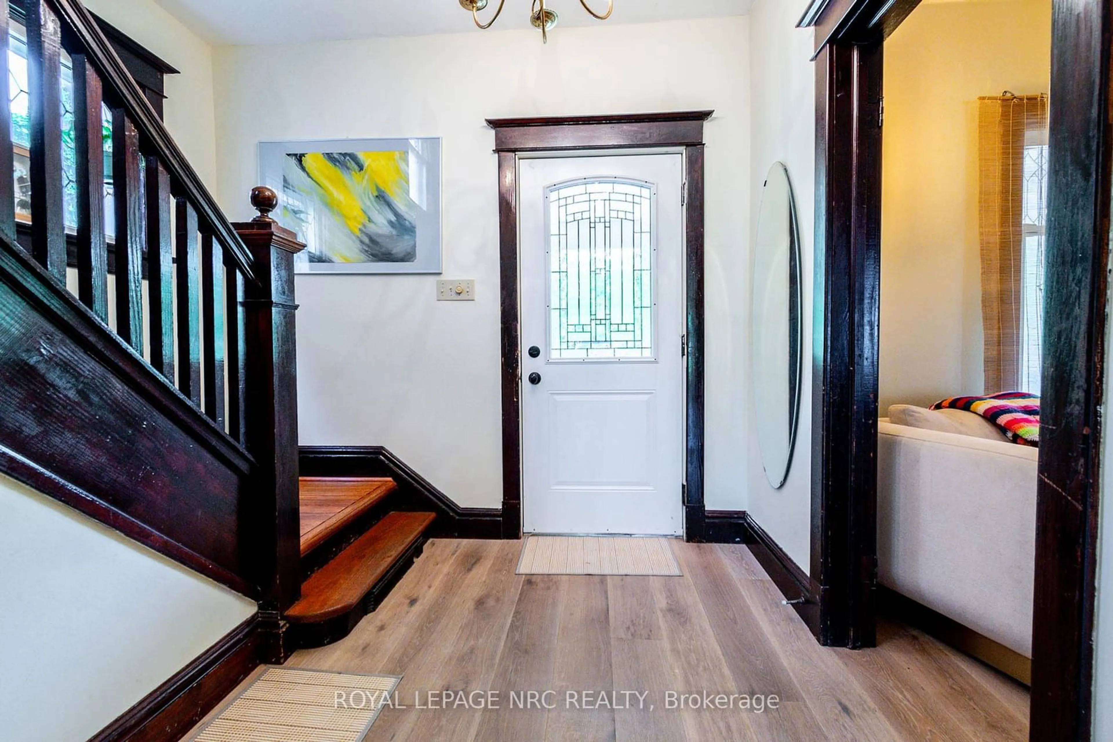 Indoor entryway for 43 Albert St, St. Catharines Ontario L2R 2G8