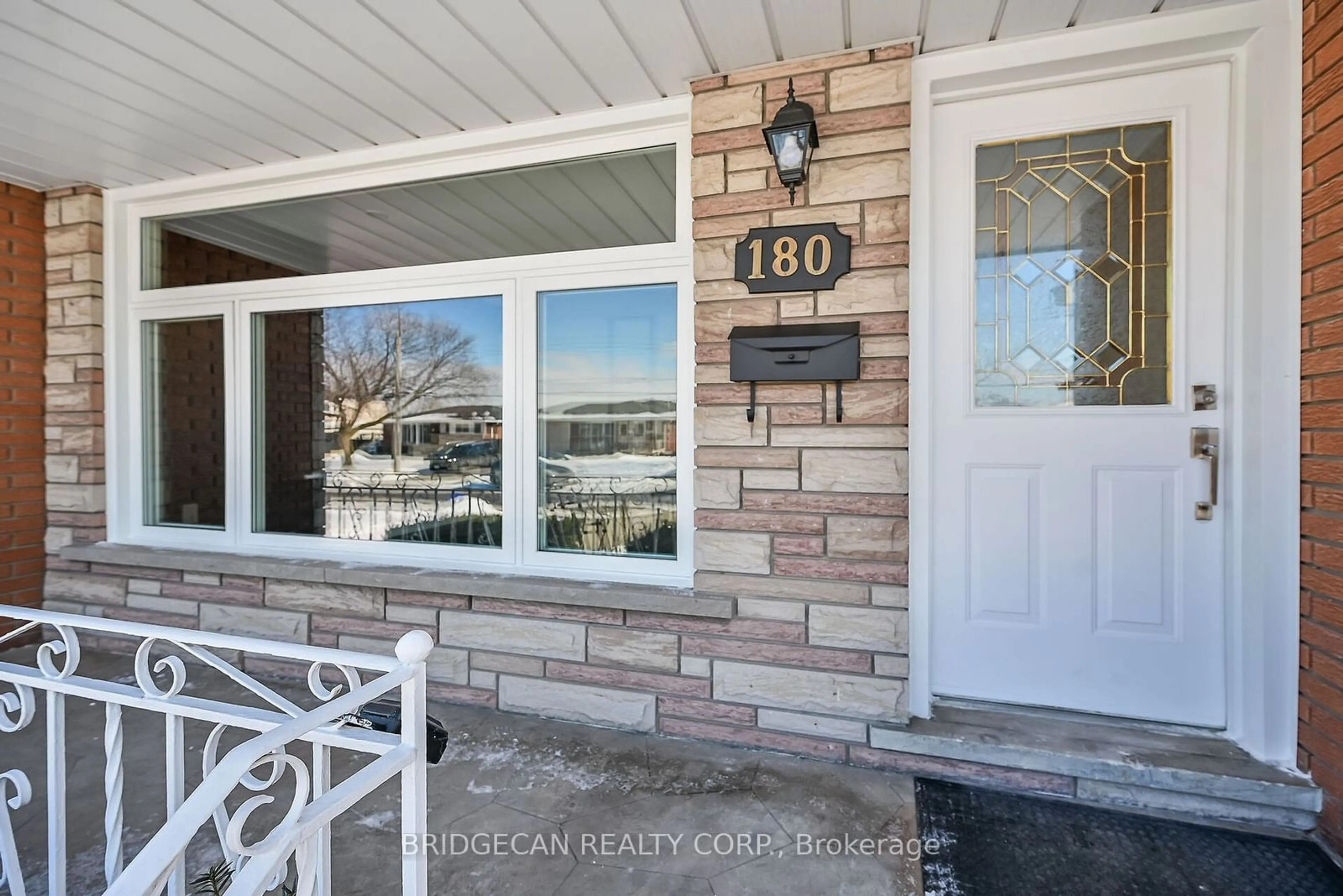 Indoor entryway for 180 Oakland Dr, Hamilton Ontario L8E 1B6