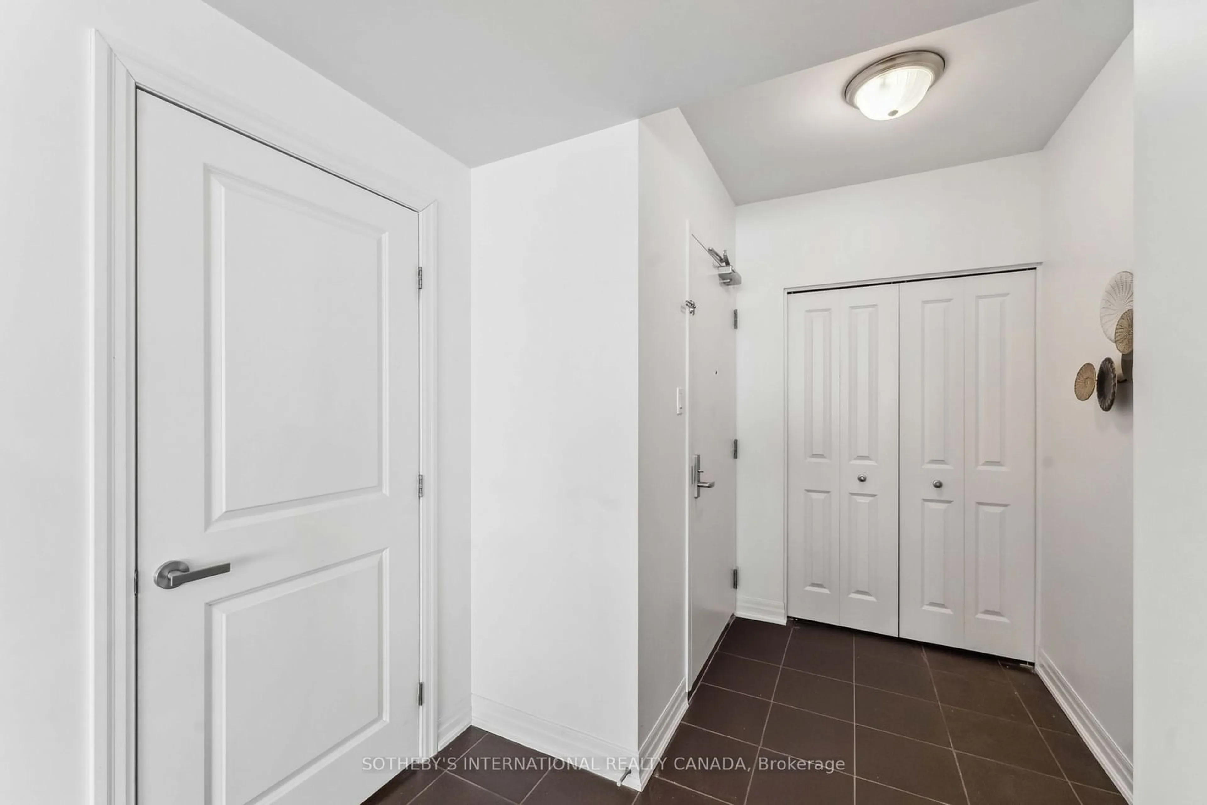 Indoor entryway for 90 LANDRY St #907, Vanier and Kingsview Park Ontario K1L 0A9