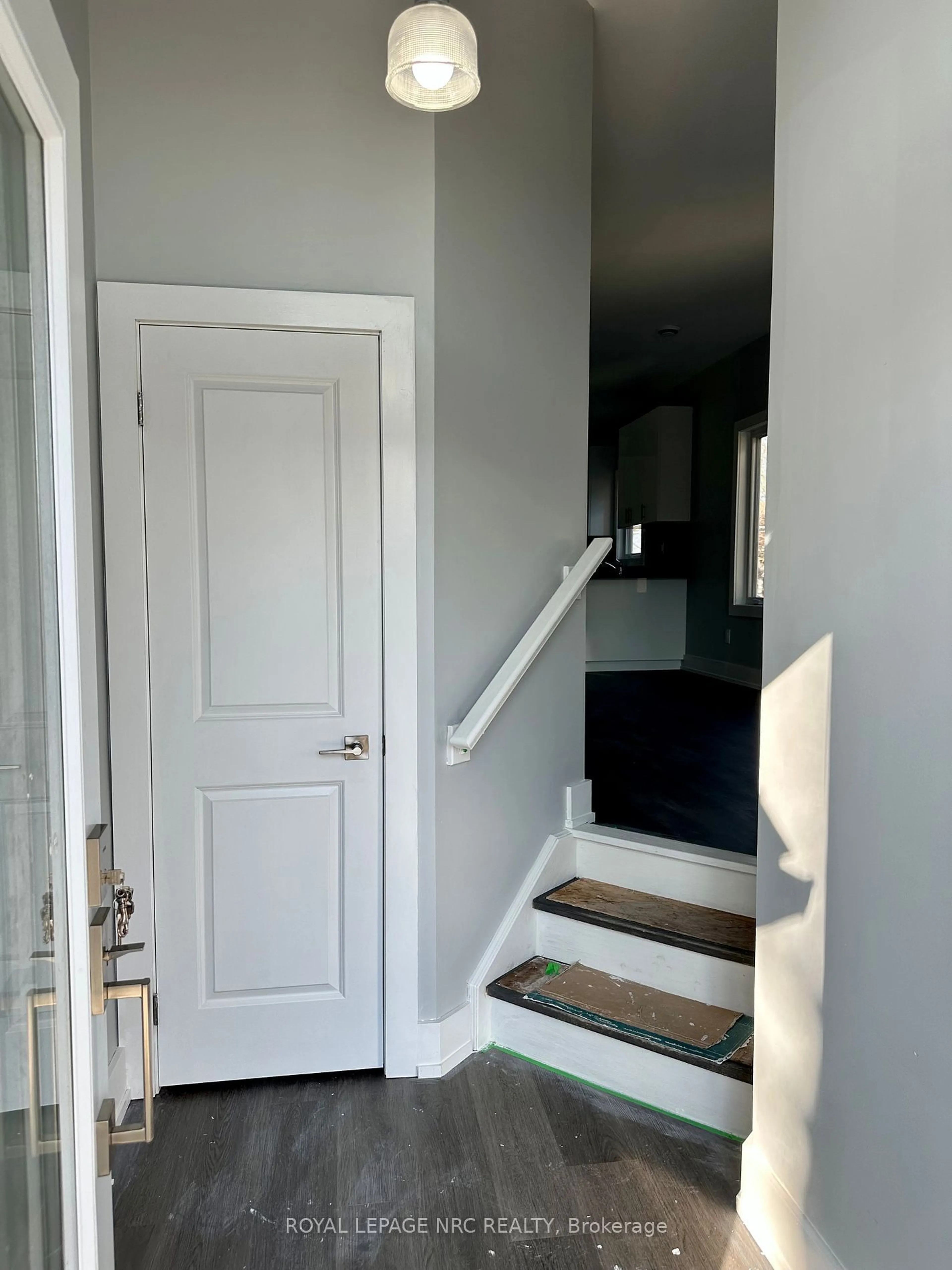 Indoor entryway for 58 Griffith St, Welland Ontario L3B 4G6