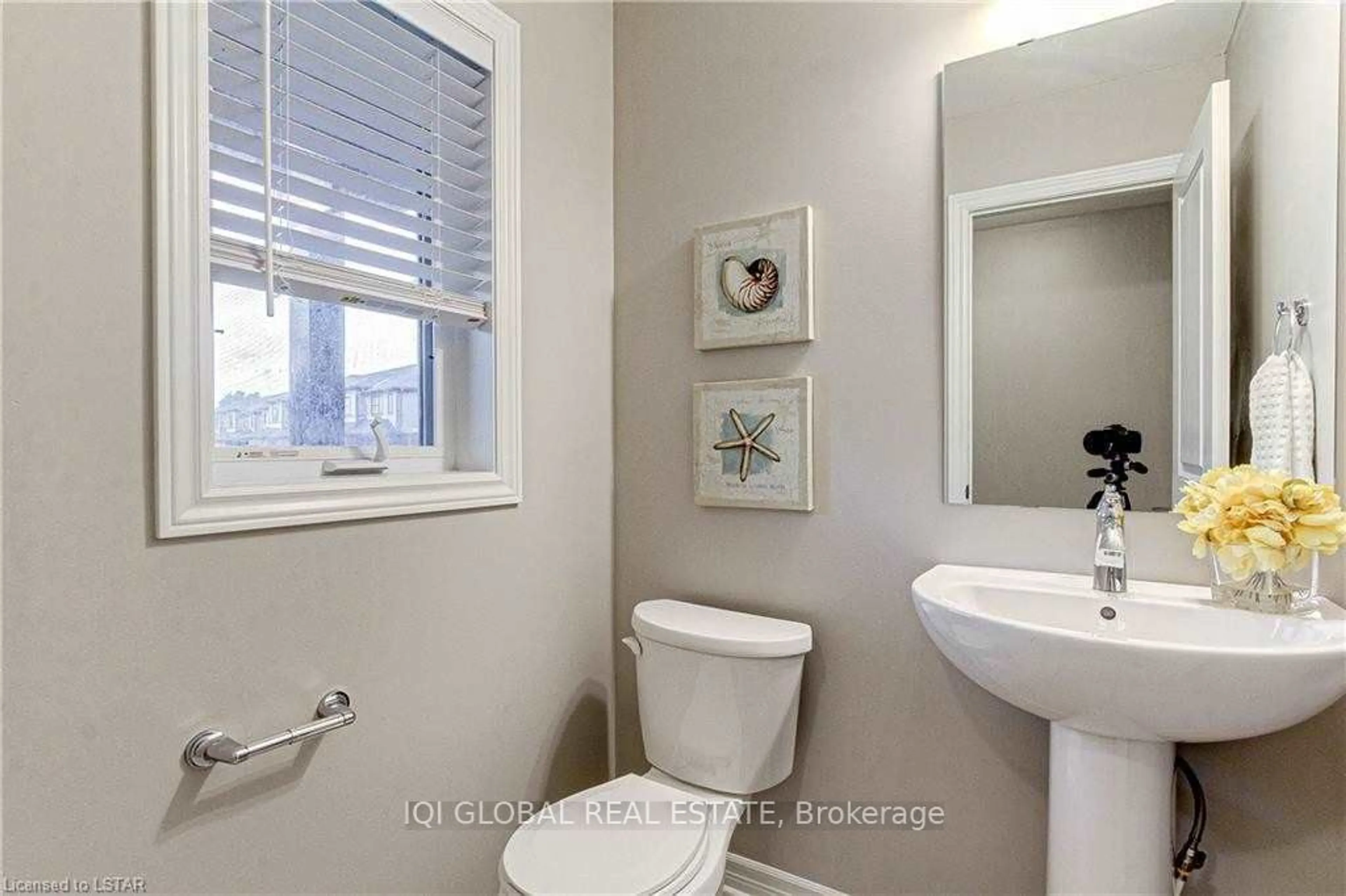 Standard bathroom, ceramic/tile floor for 1301 MICHAEL Circ, London Ontario N5V 0B8