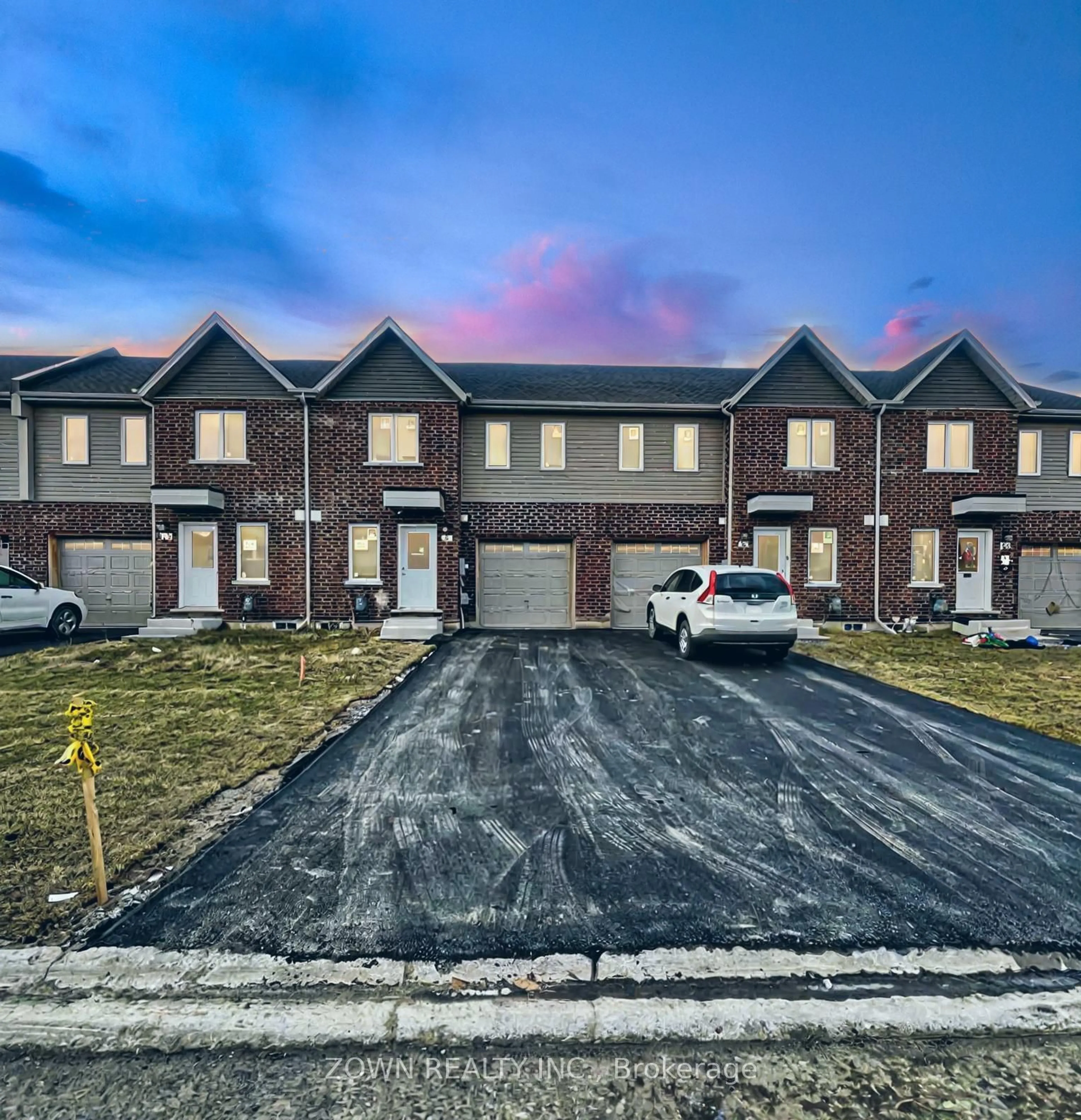 A pic from outside/outdoor area/front of a property/back of a property/a pic from drone, street for 366 Chaffey St, Welland Ontario L3B 2Z1