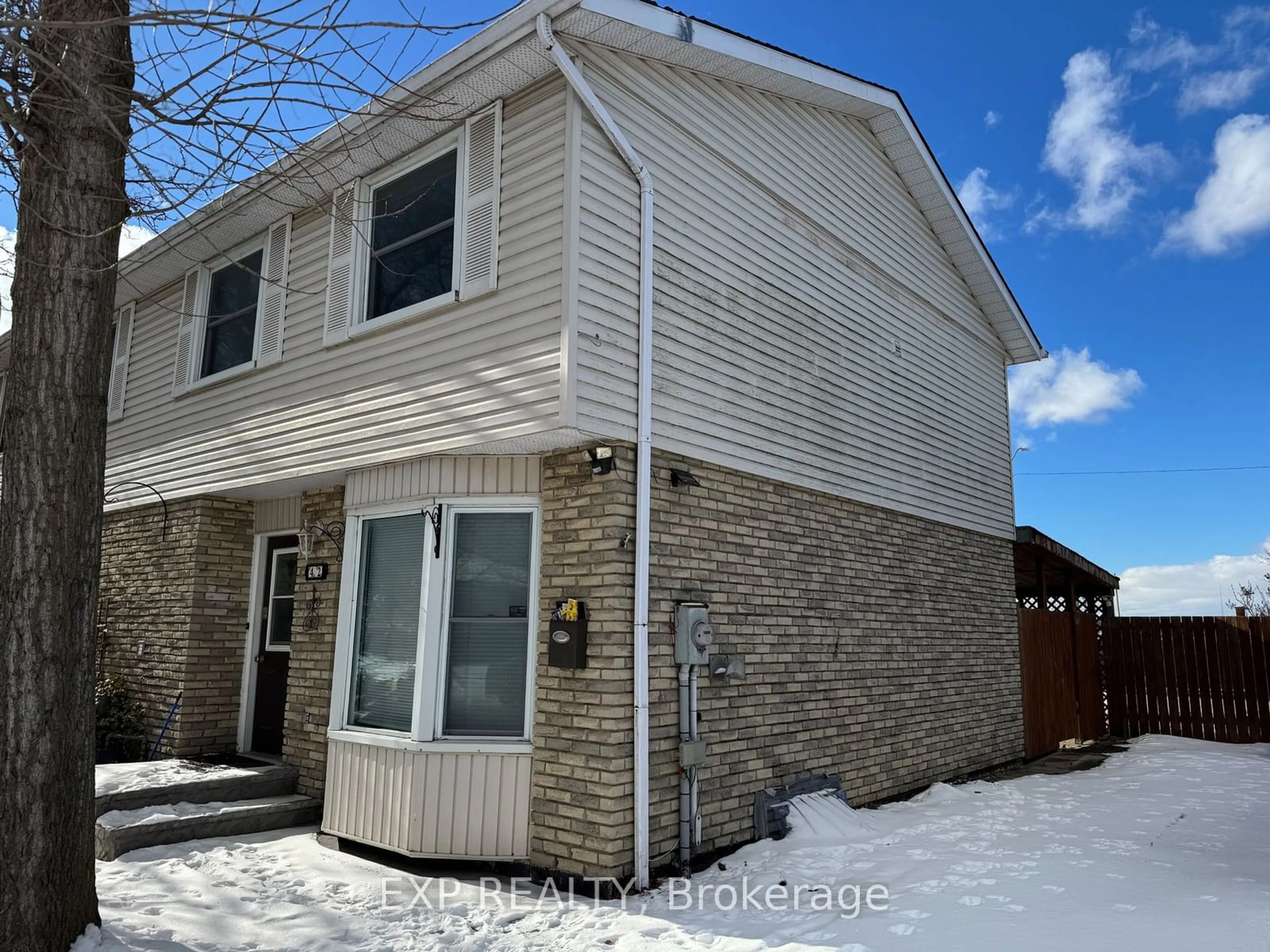 Home with vinyl exterior material, street for 42 Manley Cres, Thorold Ontario L2V 4K3