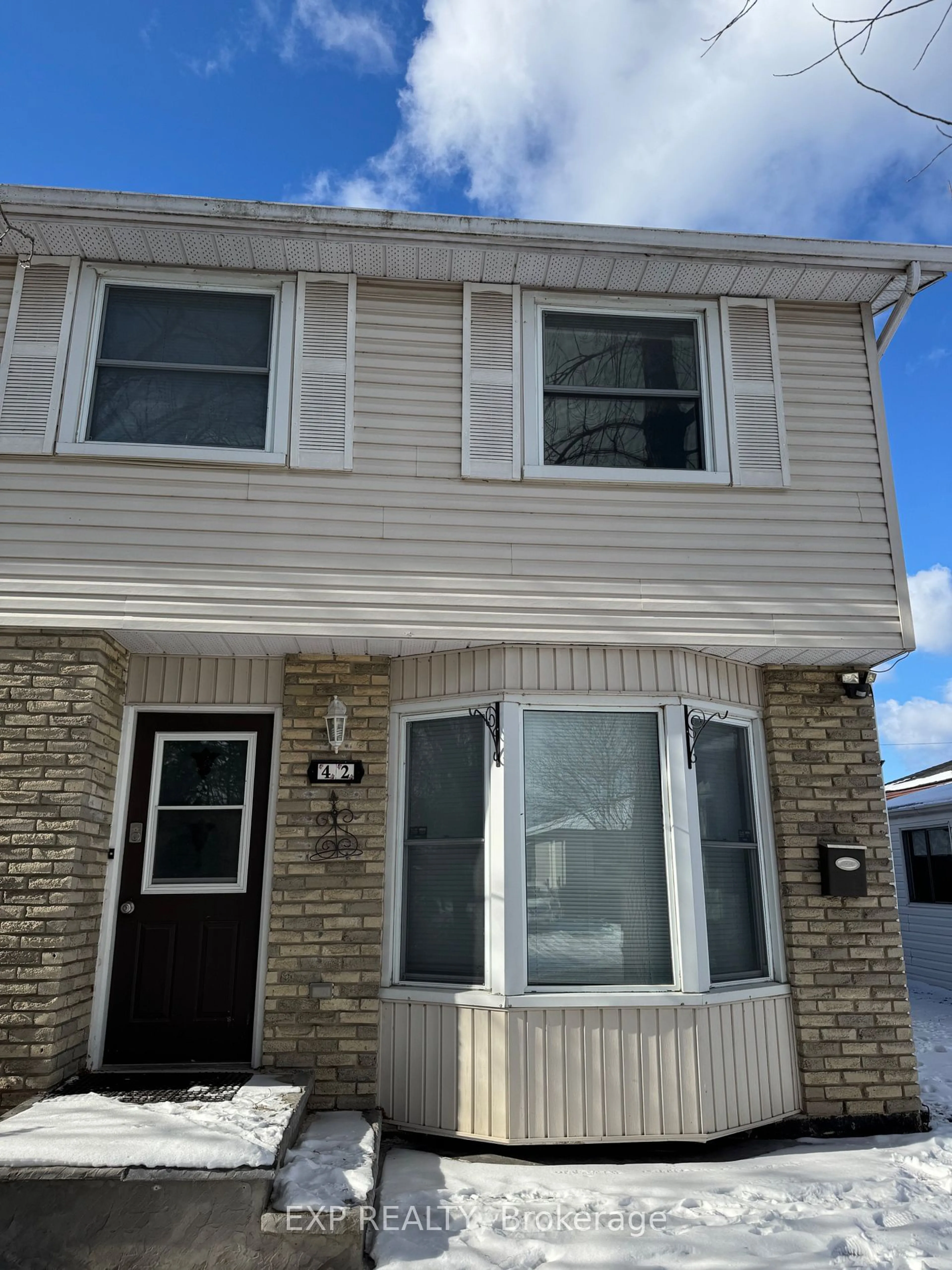 Home with vinyl exterior material, street for 42 Manley Cres, Thorold Ontario L2V 4K3