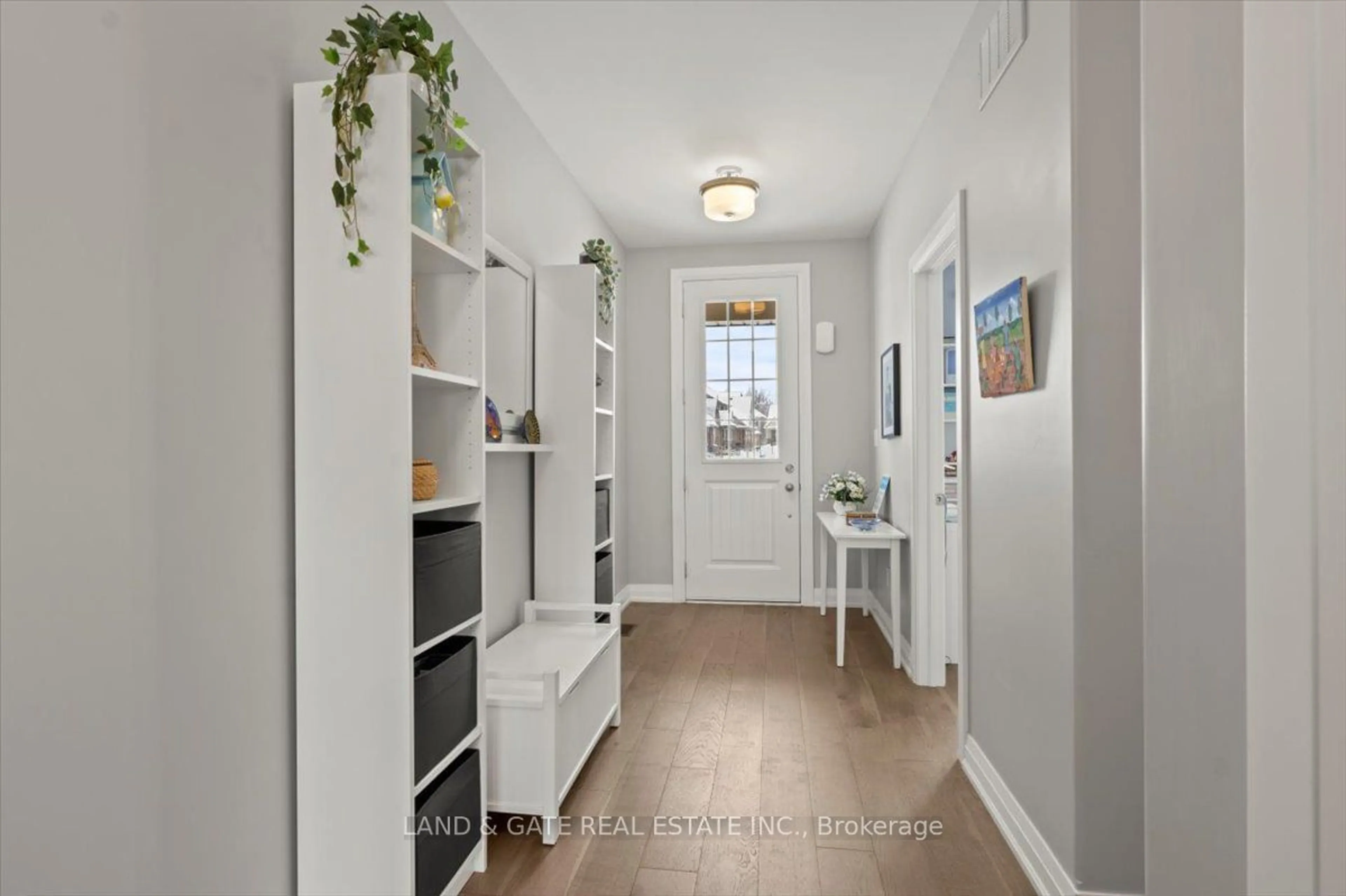 Indoor entryway for 618 Haylock Gdns, Peterborough Ontario K9H 0H9