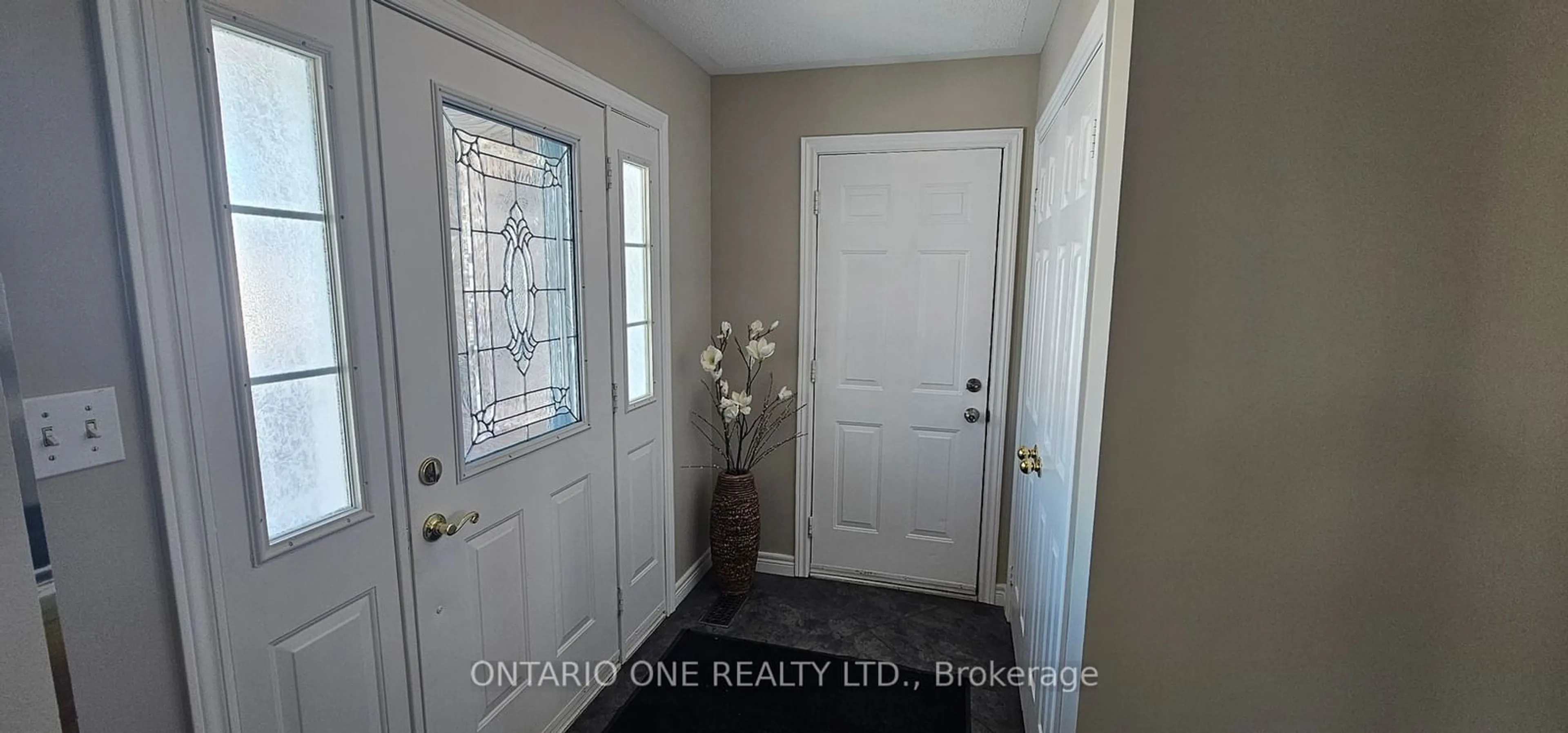 Indoor entryway for 16 Wood Crt, Kawartha Lakes Ontario K9V 6J4