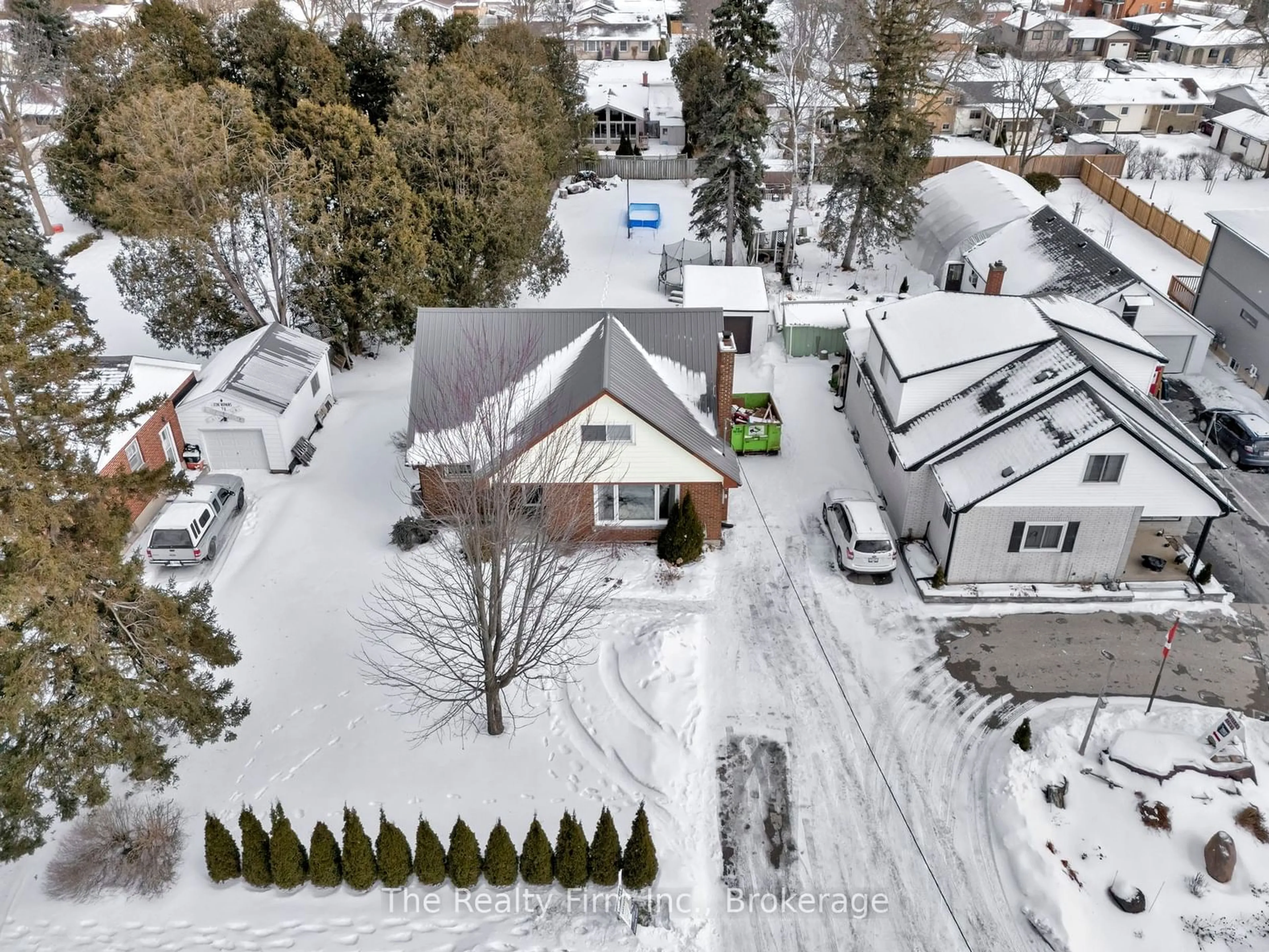 A pic from outside/outdoor area/front of a property/back of a property/a pic from drone, street for 72 Clarke St, Woodstock Ontario N4S 7M5