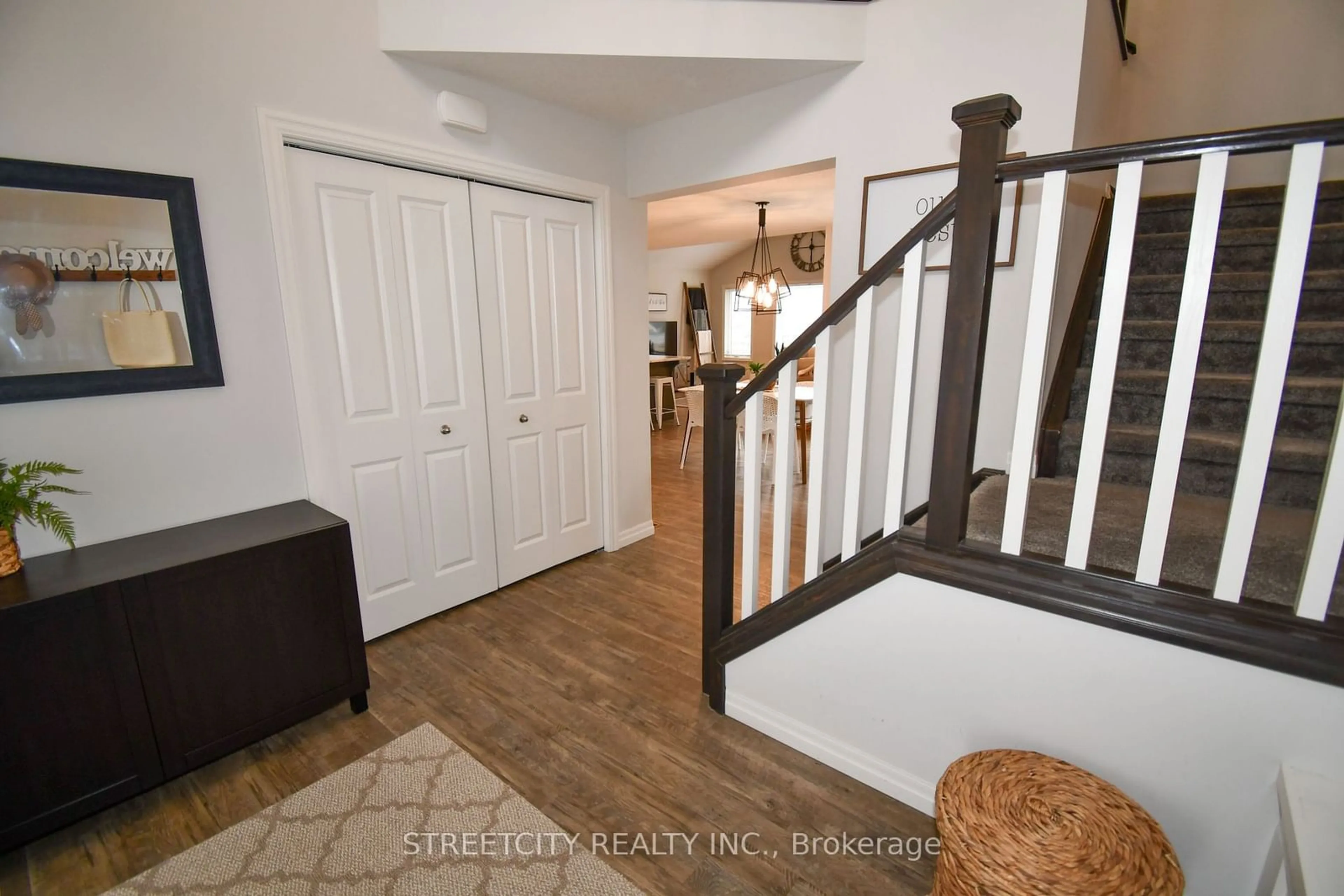 Indoor entryway for 4 Fox Hollow Crt, St. Thomas Ontario N5R 0J6