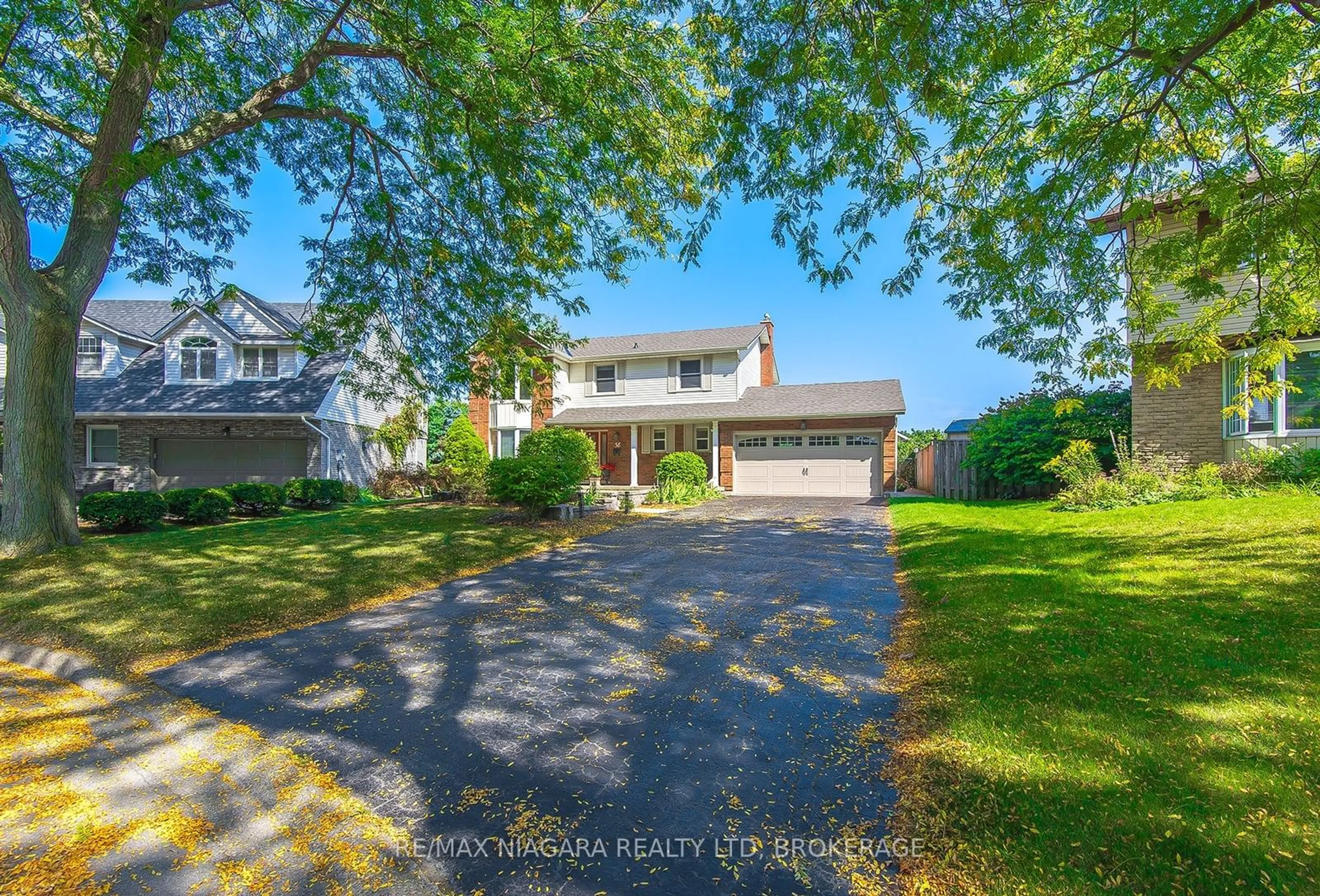 A pic from outside/outdoor area/front of a property/back of a property/a pic from drone, street for 38 Banburry Cres, Grimsby Ontario L3M 4N8