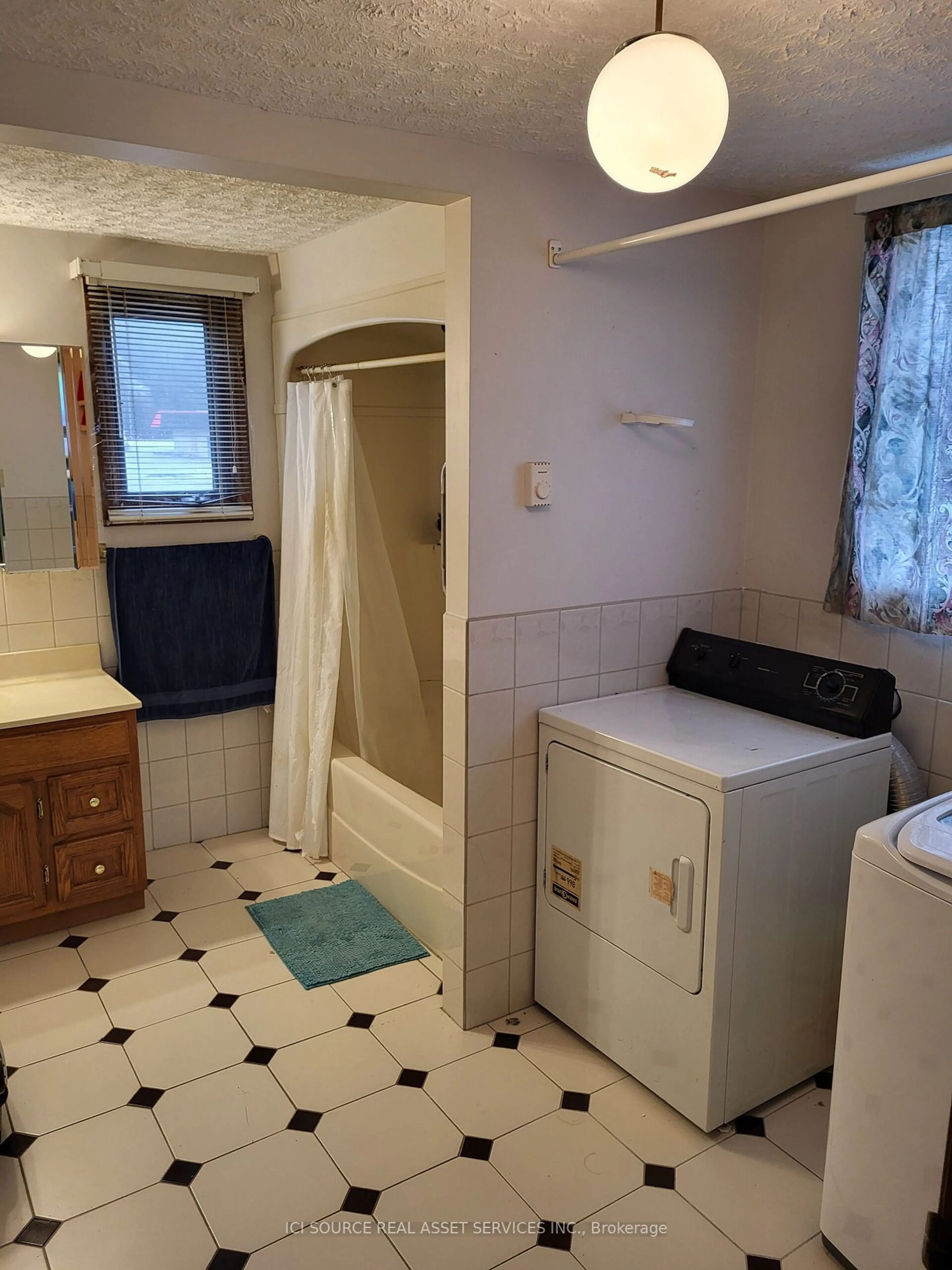 Standard bathroom, ceramic/tile floor for 209 Walker St, Schreiber Ontario P0T 2S0