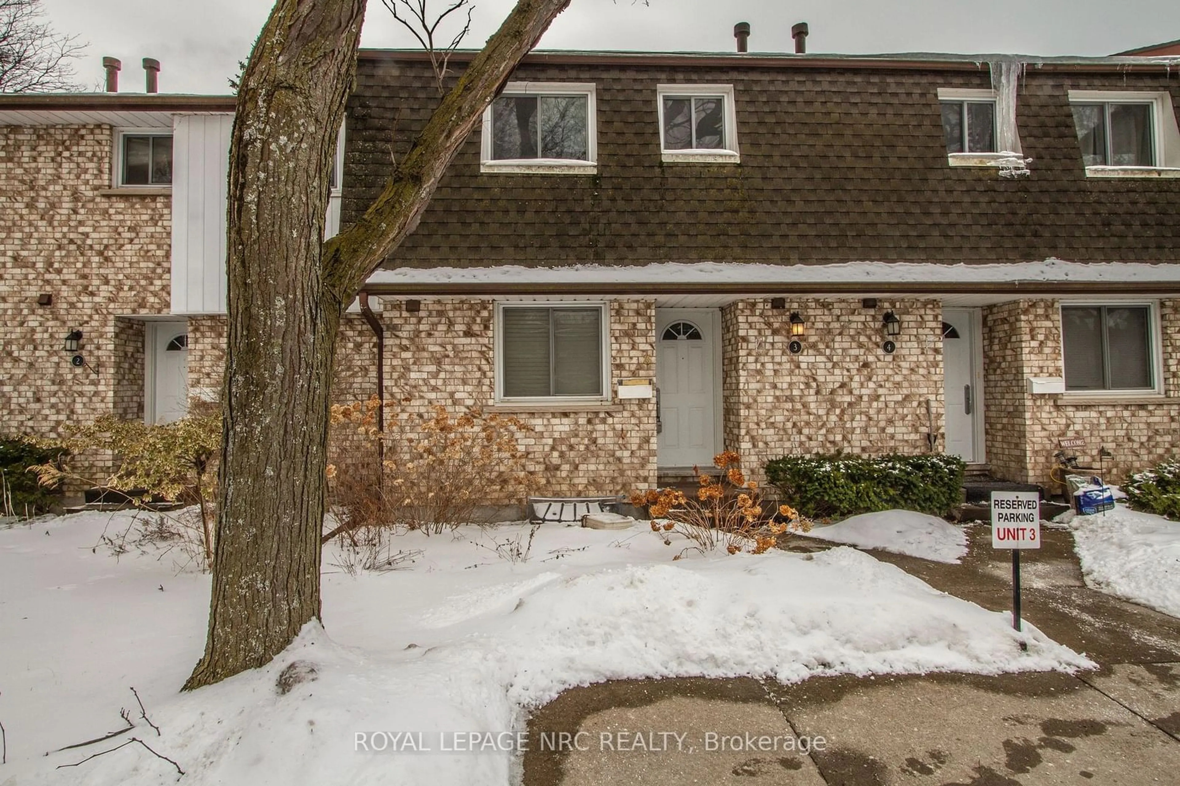 A pic from outside/outdoor area/front of a property/back of a property/a pic from drone, street for 5815 Swayze Dr #3, Niagara Falls Ontario L2J 3W3