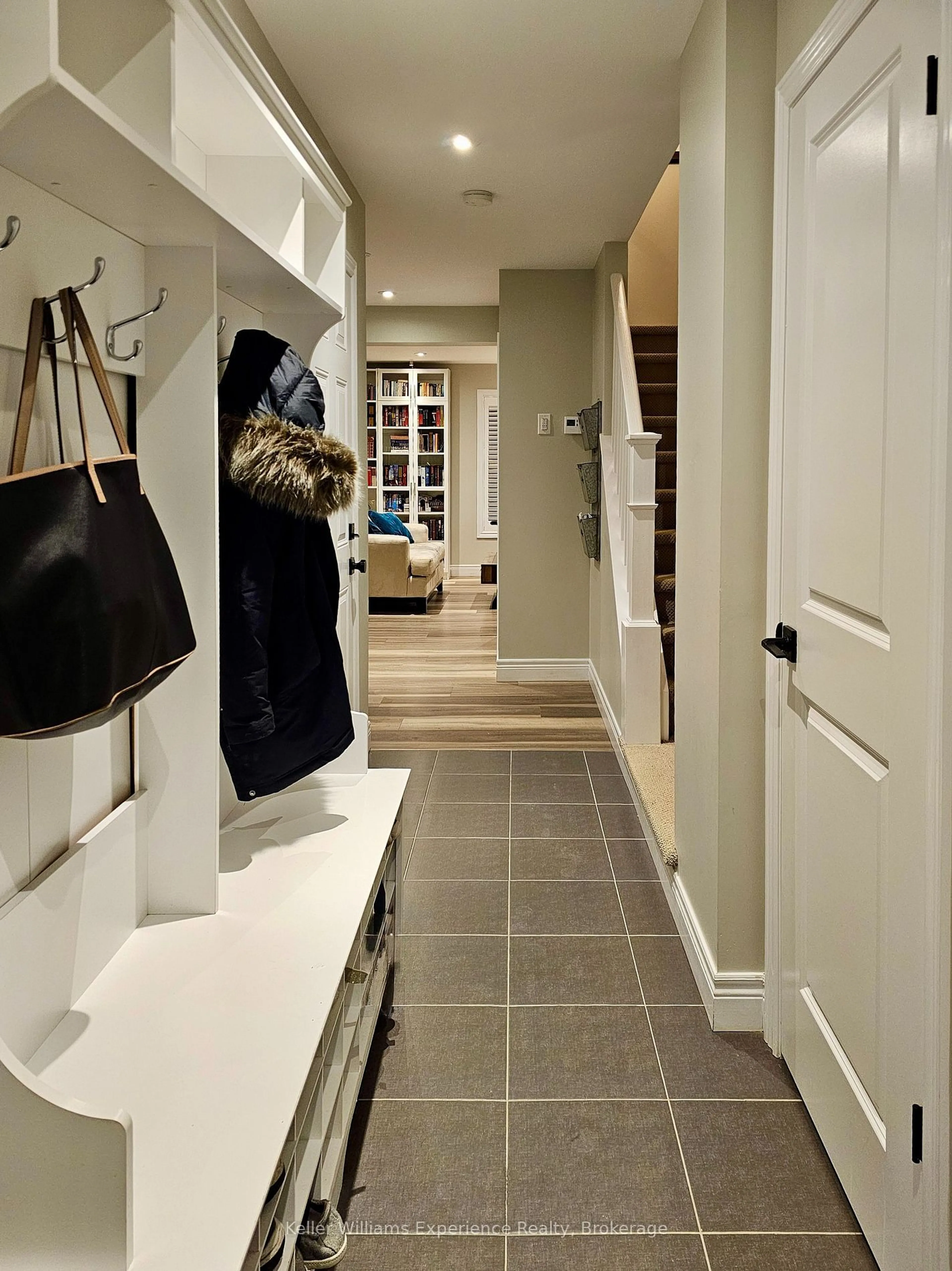 Indoor entryway for 59 Quinn Forest Dr, Bracebridge Ontario P1L 0C8