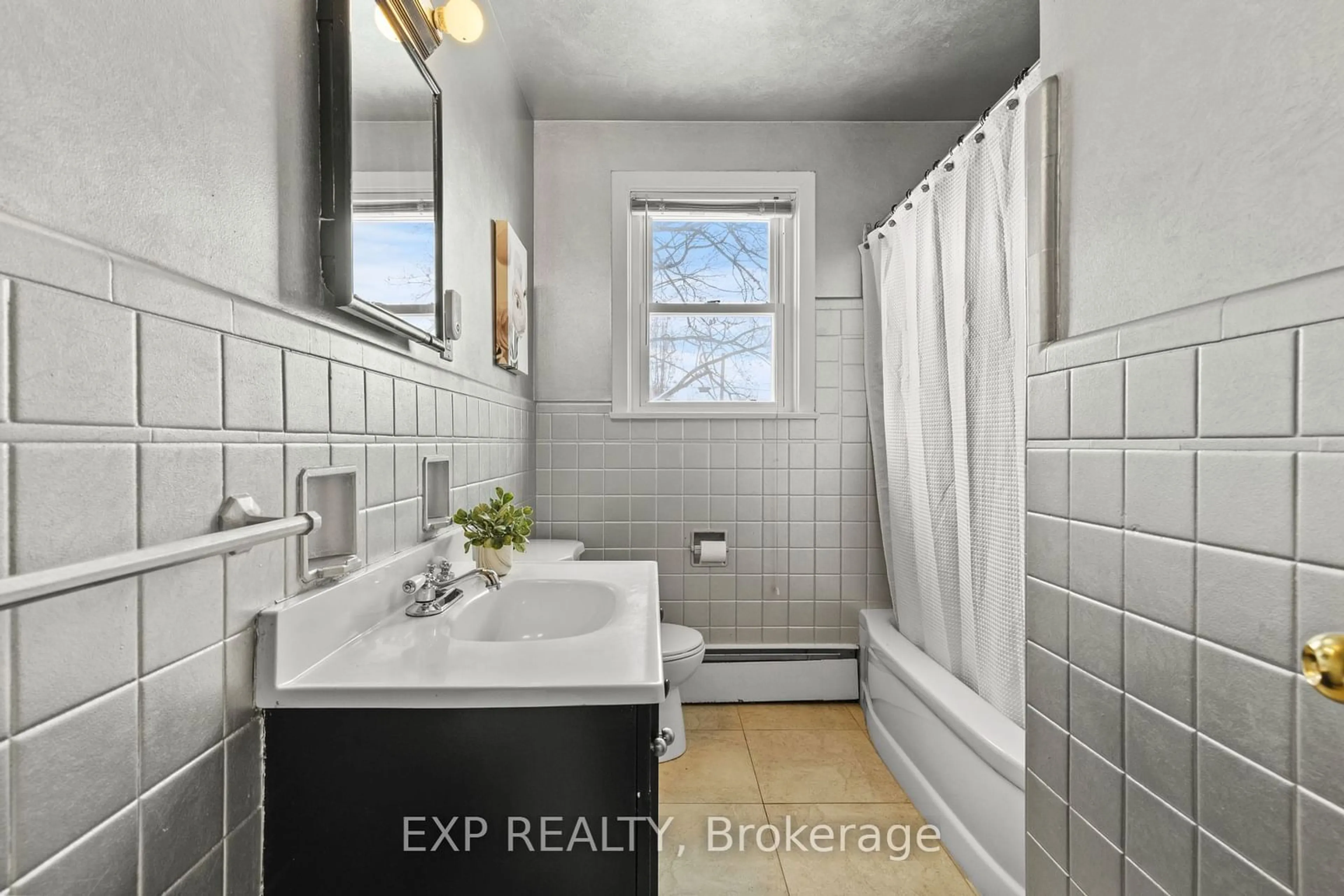 Standard bathroom, ceramic/tile floor for 504 Carlton St, St. Catharines Ontario L2M 4X3