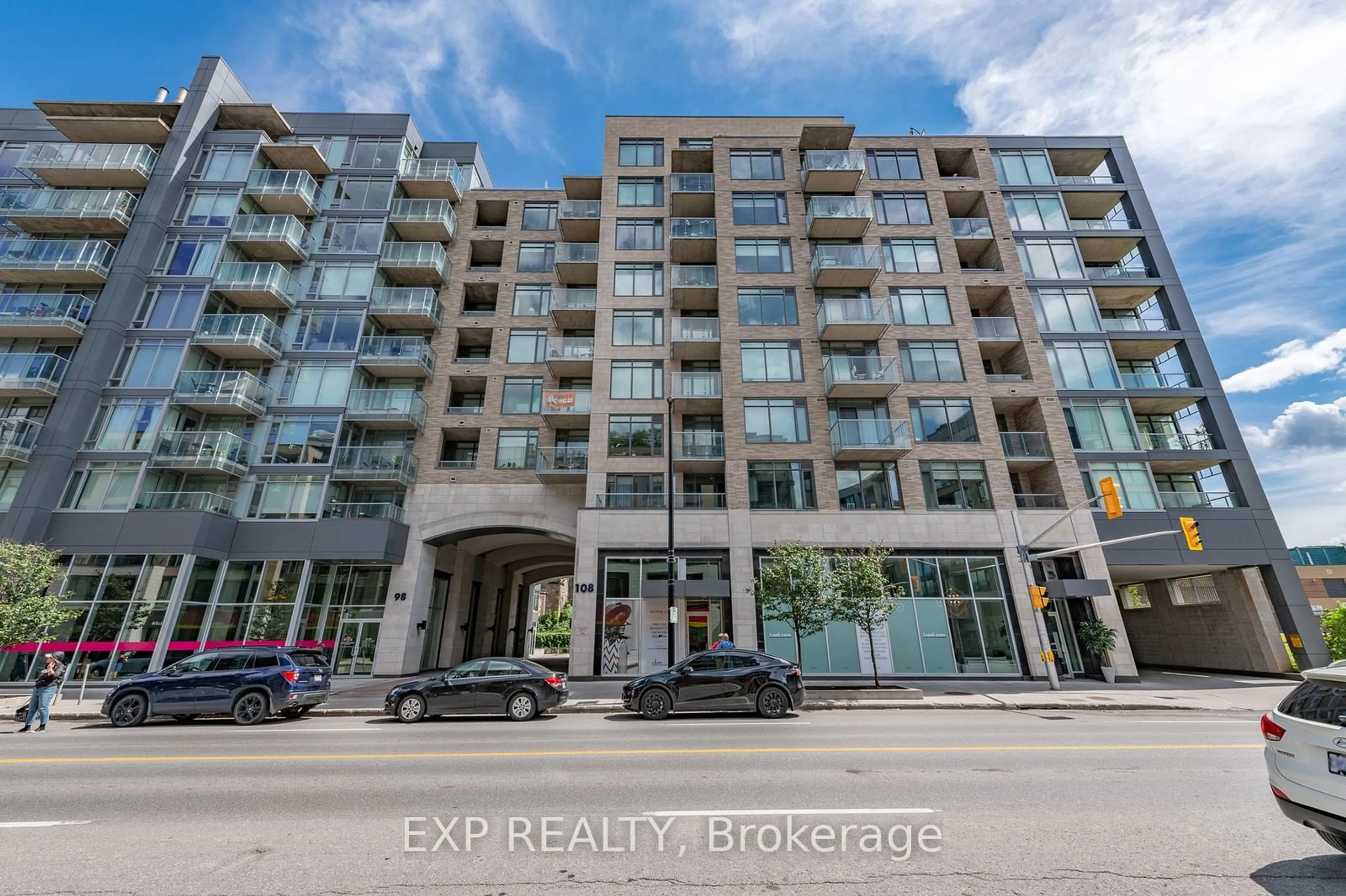 Indoor foyer for 108 Richmond Rd #303, Westboro - Hampton Park Ontario K1Z 0B3