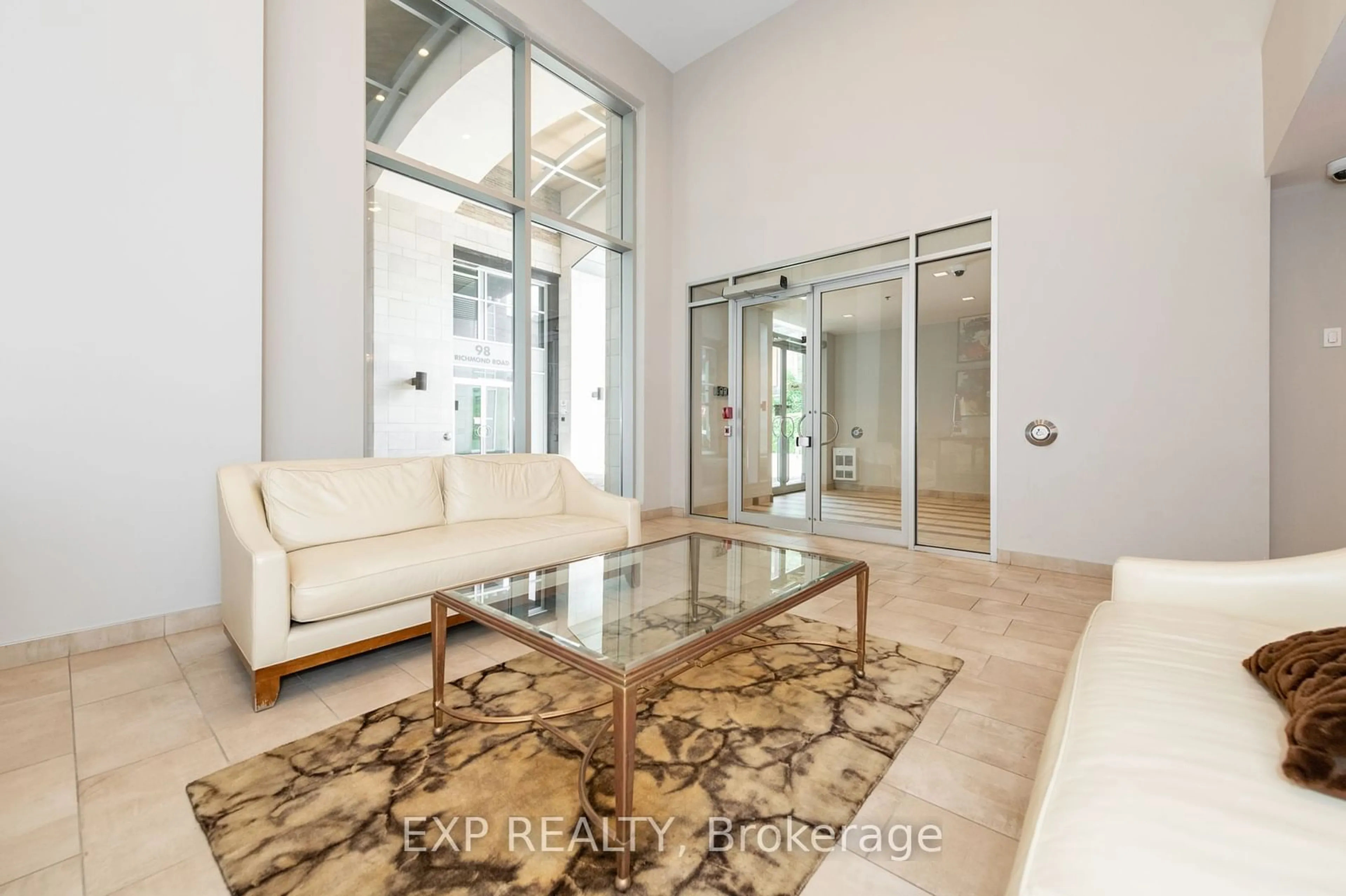 Indoor foyer for 108 Richmond Rd #303, Westboro - Hampton Park Ontario K1Z 0B3