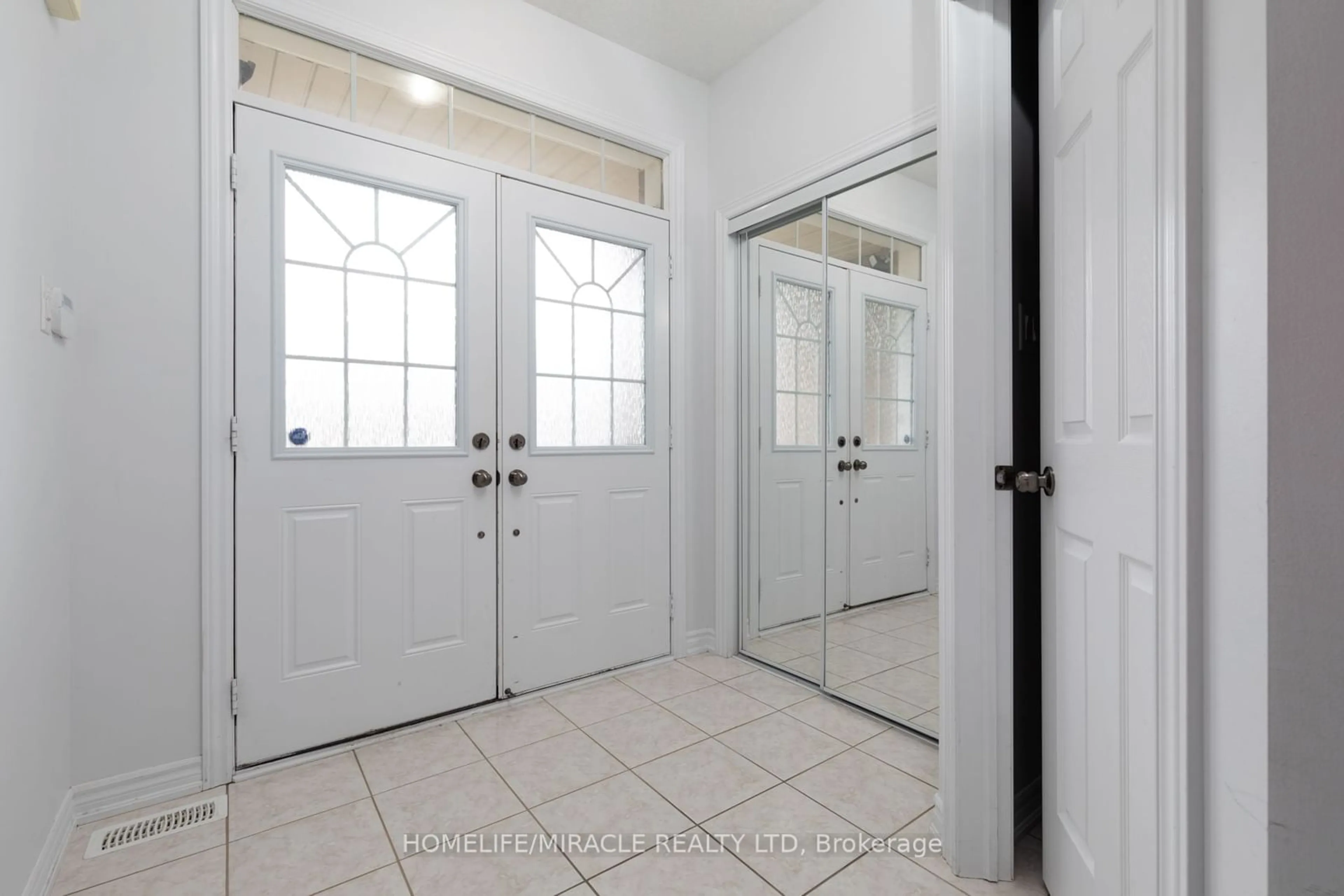 Indoor entryway for 7719 Sycamore Dr, Niagara Falls Ontario L2H 0N6