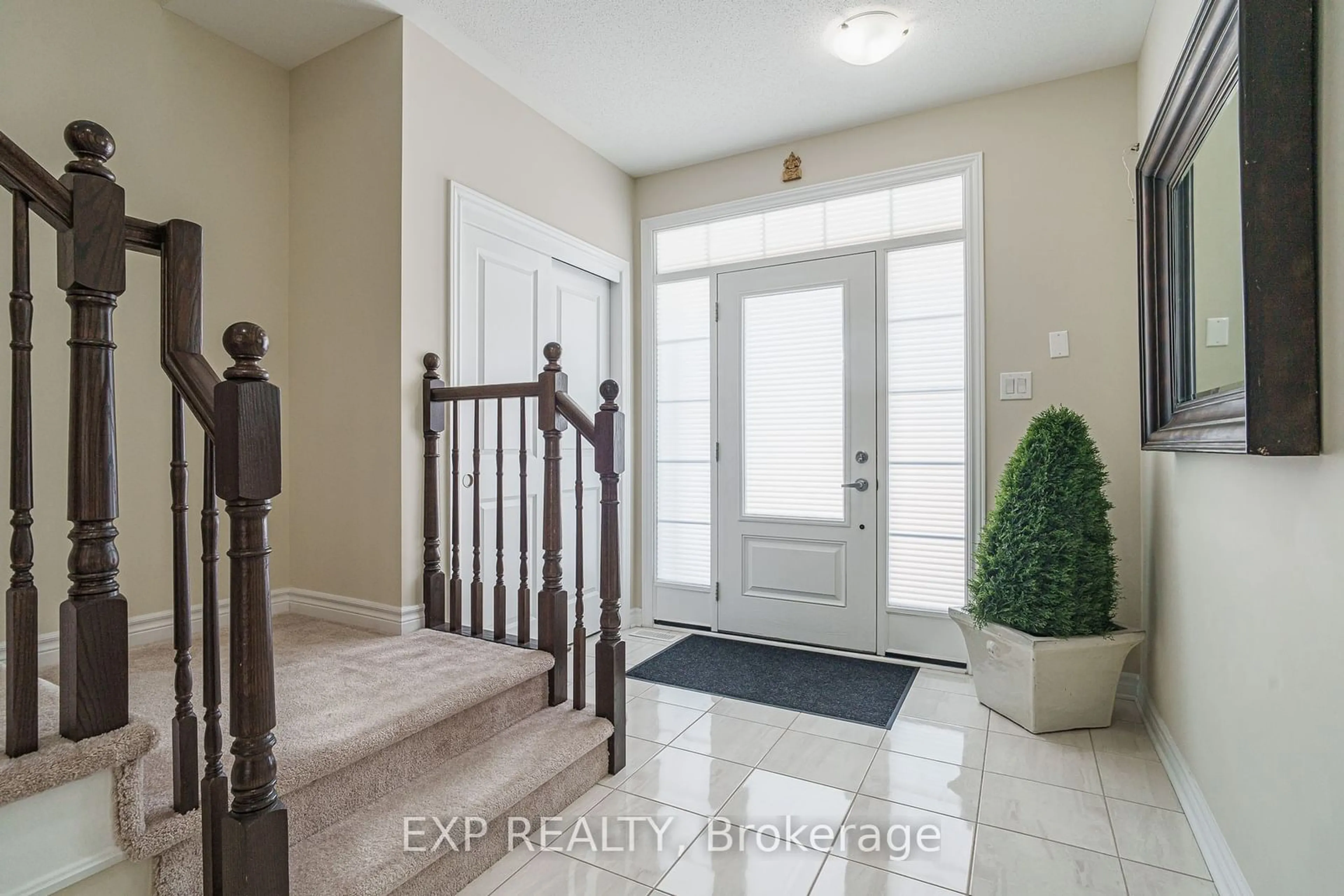 Indoor entryway for 628 Eagle Crest Hts, Stittsville - Munster - Richmond Ontario K2S 2E6