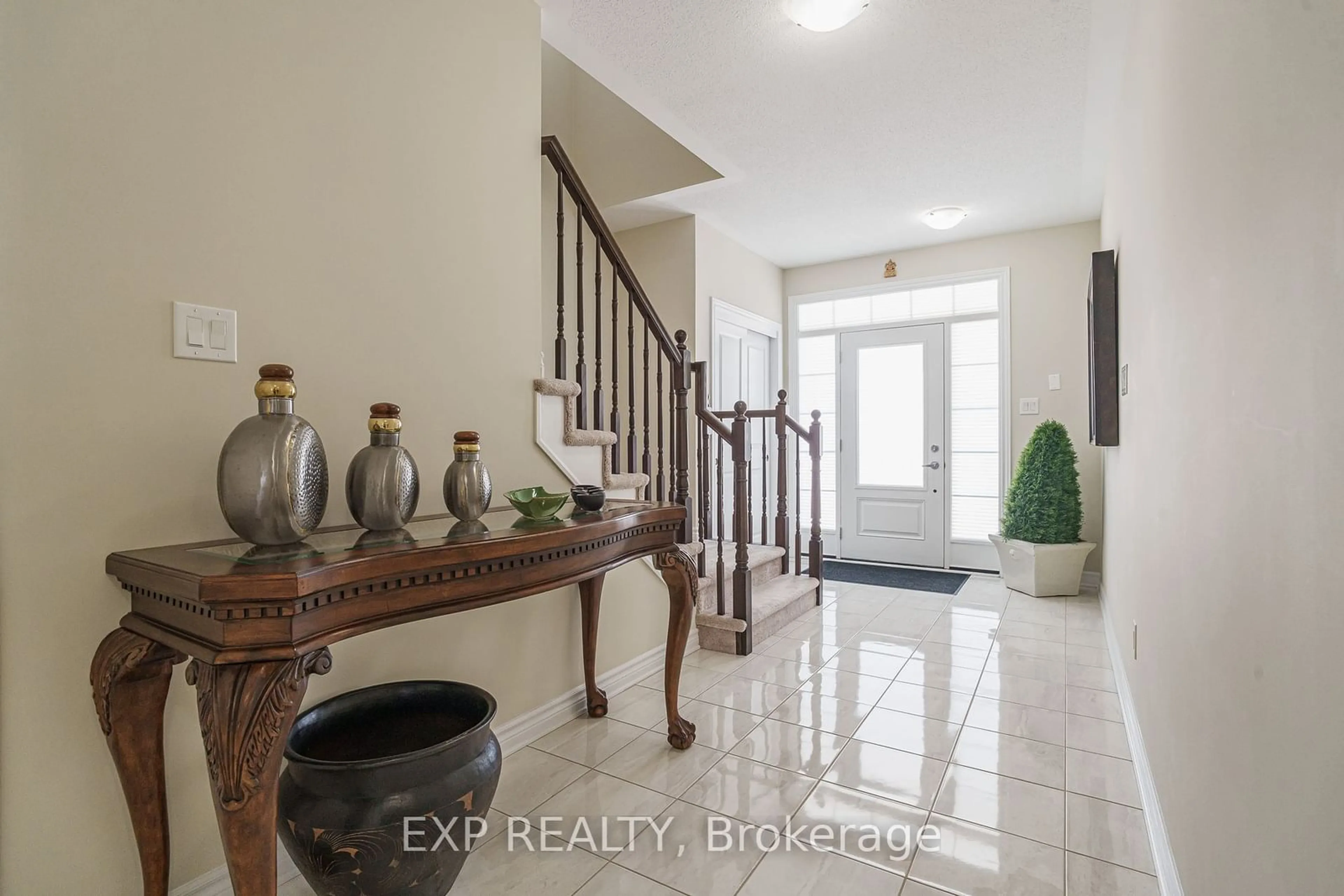 Indoor entryway for 628 Eagle Crest Hts, Stittsville - Munster - Richmond Ontario K2S 2E6