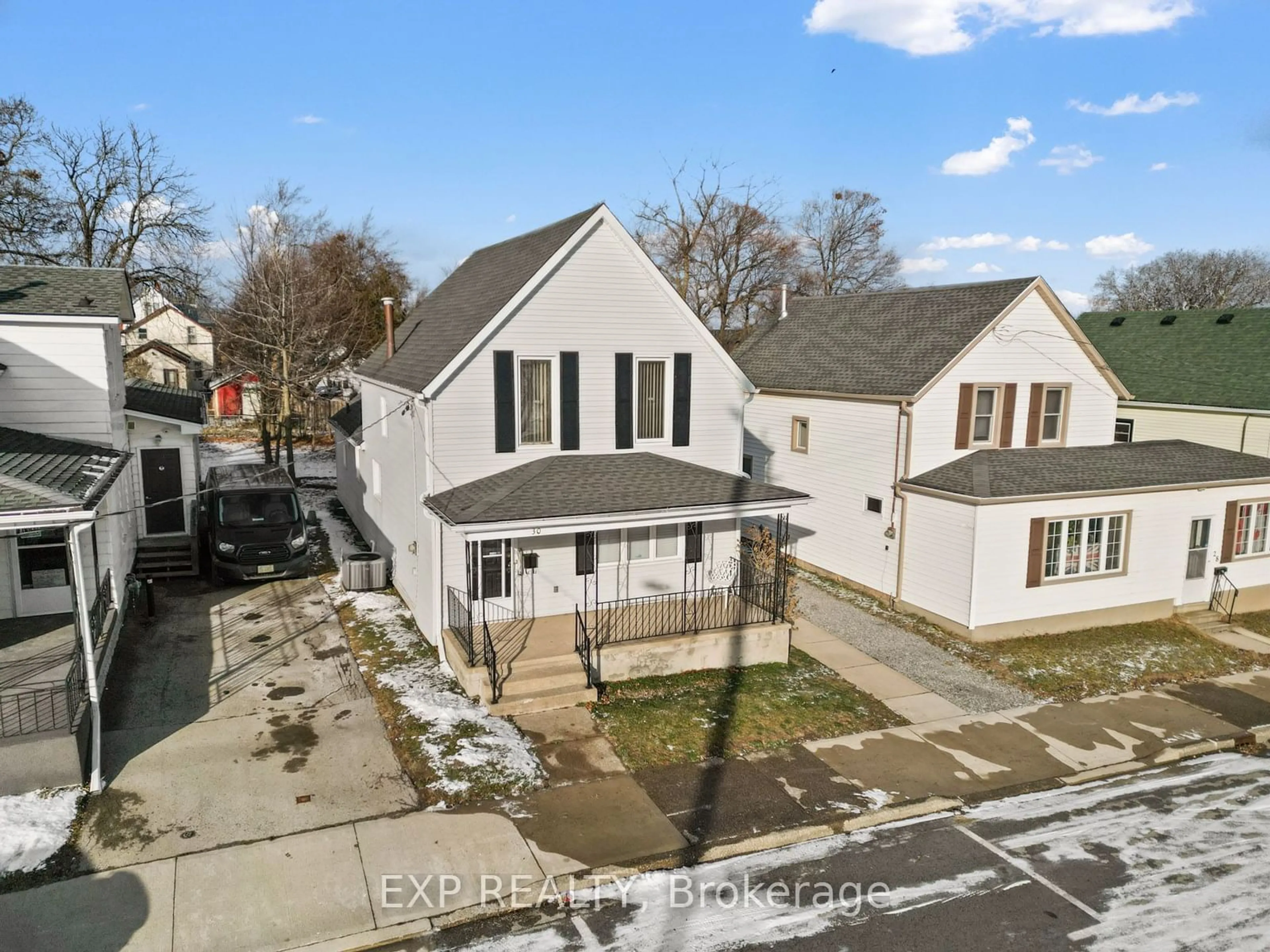 A pic from outside/outdoor area/front of a property/back of a property/a pic from drone, street for 30 Dufferin St, Fort Erie Ontario L2A 2T5