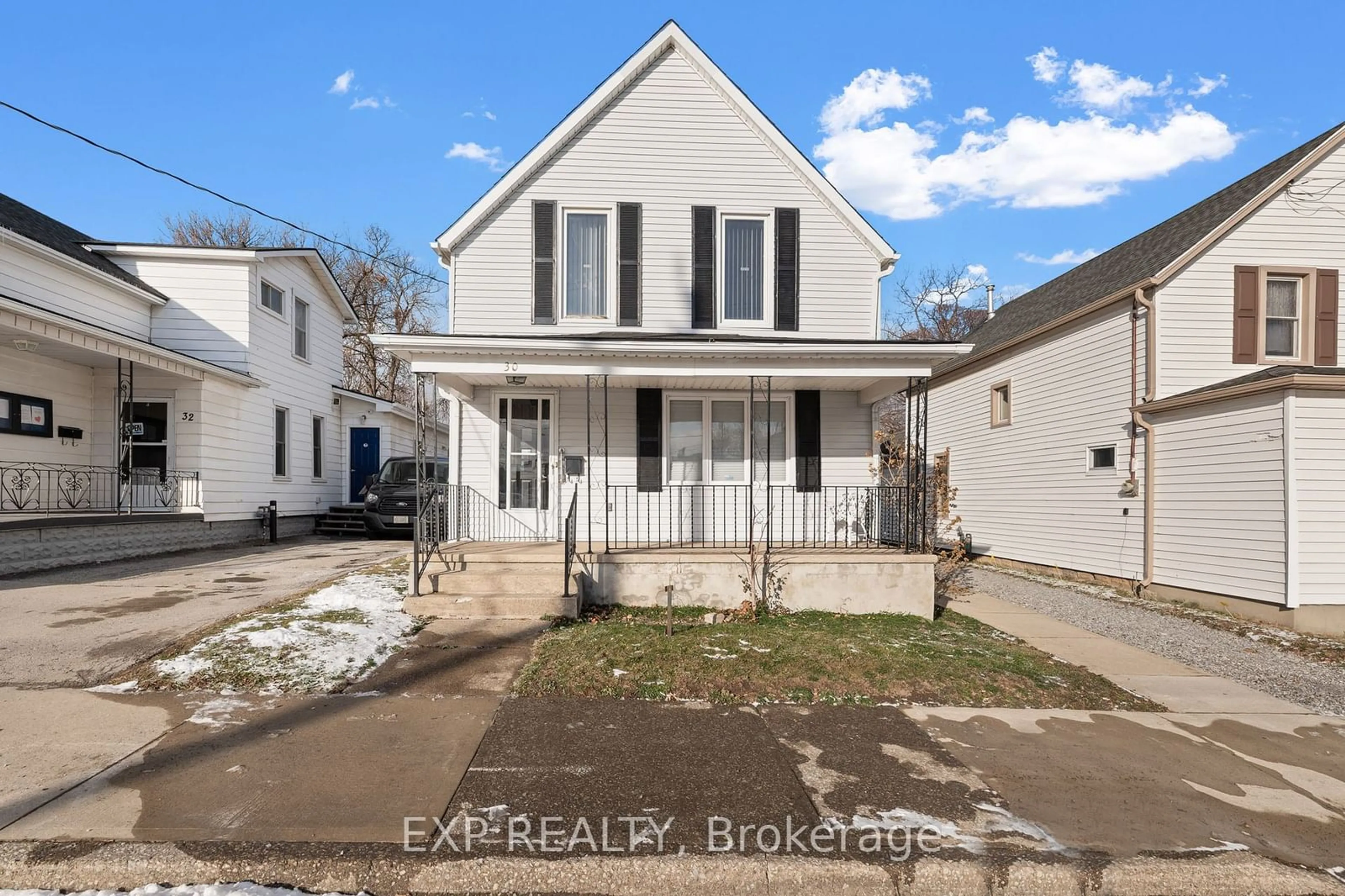 A pic from outside/outdoor area/front of a property/back of a property/a pic from drone, street for 30 Dufferin St, Fort Erie Ontario L2A 2T5