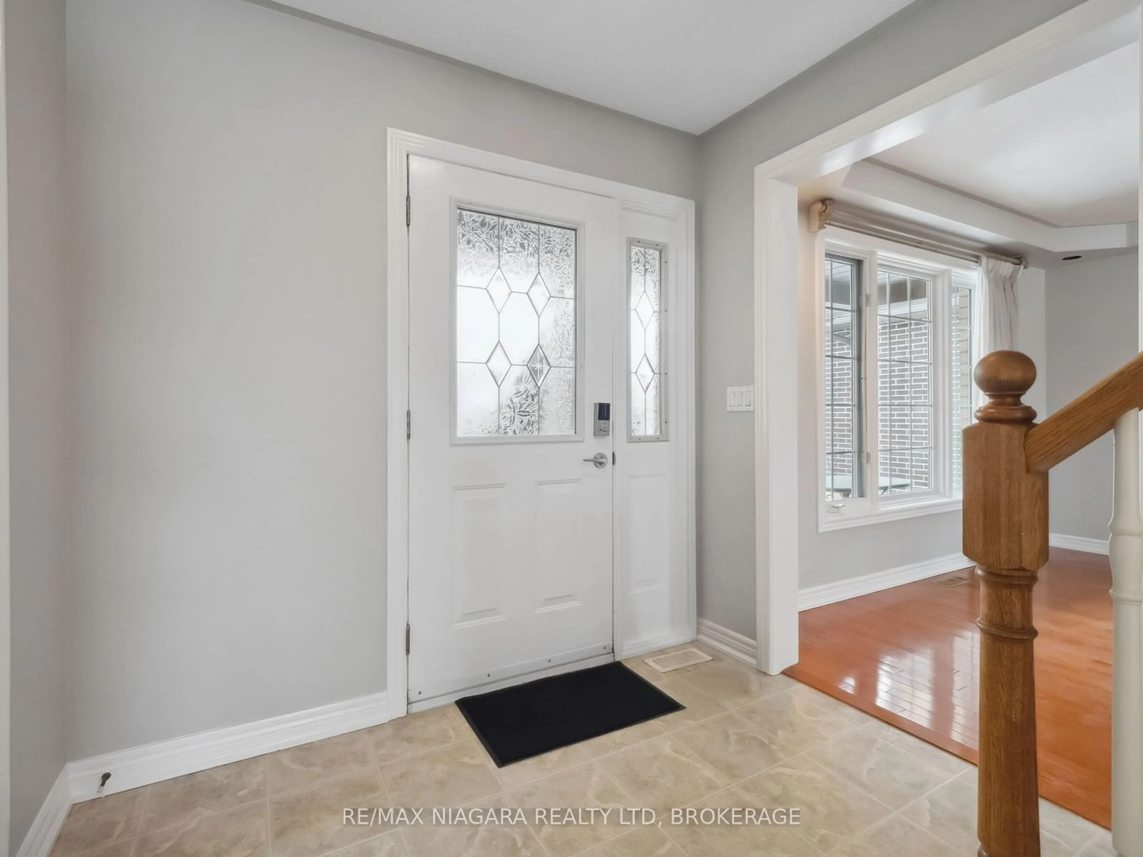 Indoor entryway for 66 Hunter Dr, Welland Ontario L3C 7L6