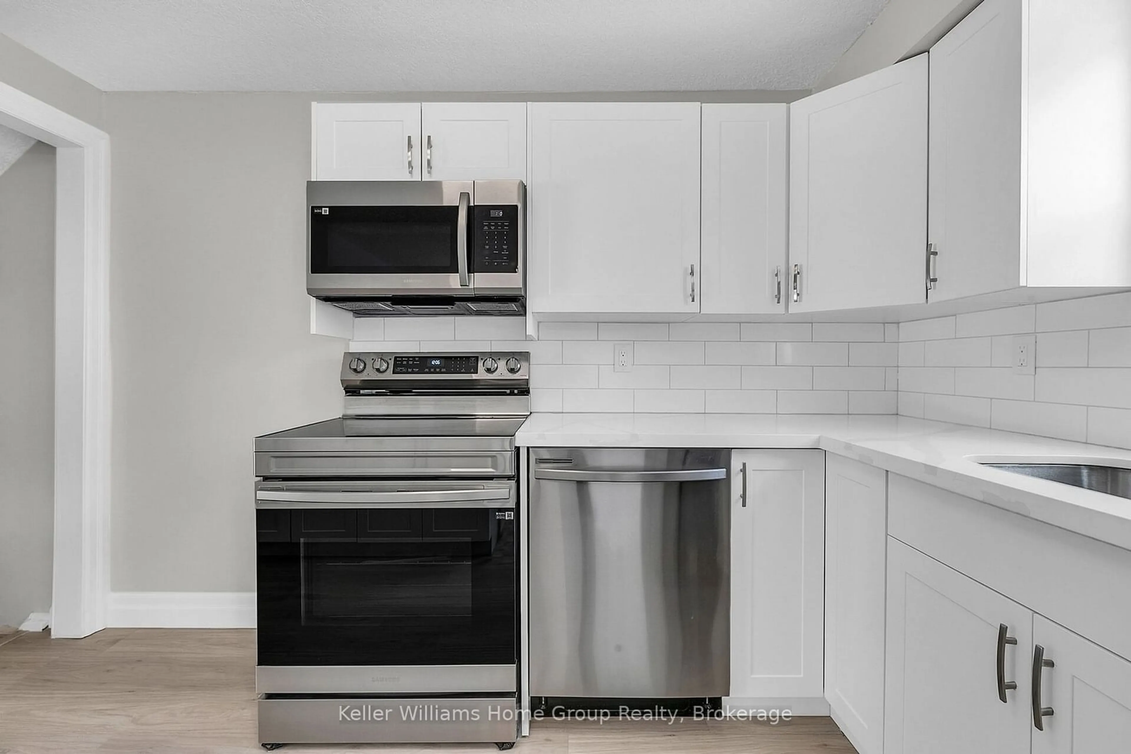 Standard kitchen, unknown for 549 Parkview Cres, Cambridge Ontario N3H 4Z9