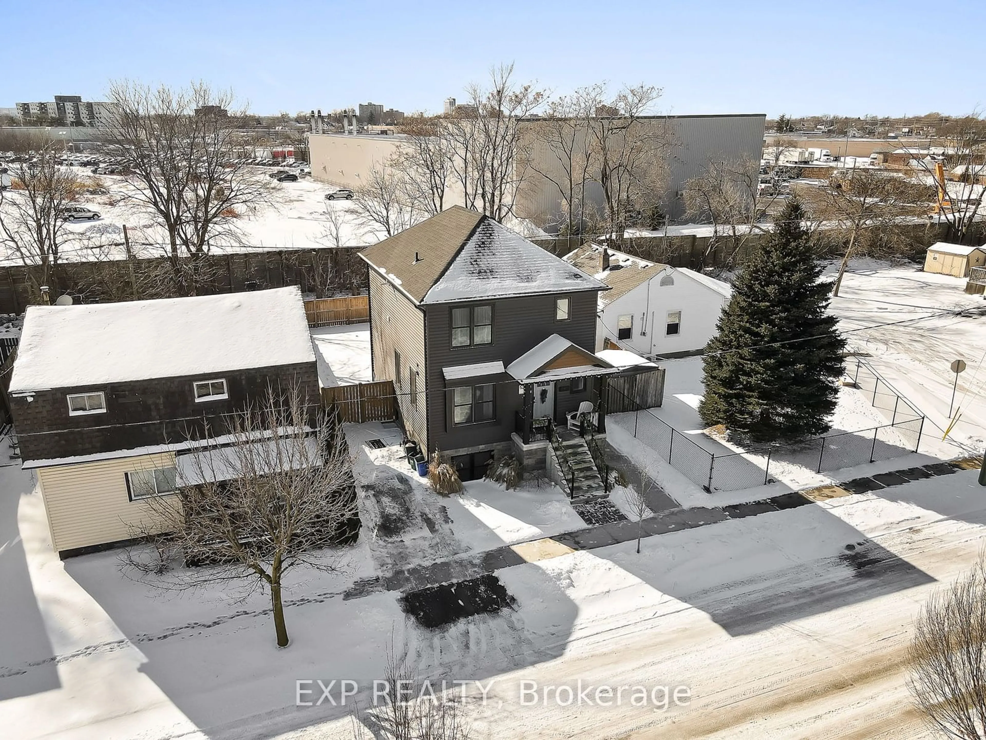 A pic from outside/outdoor area/front of a property/back of a property/a pic from drone, street for 53 Plymouth Ave, St. Catharines Ontario L2R 2X8