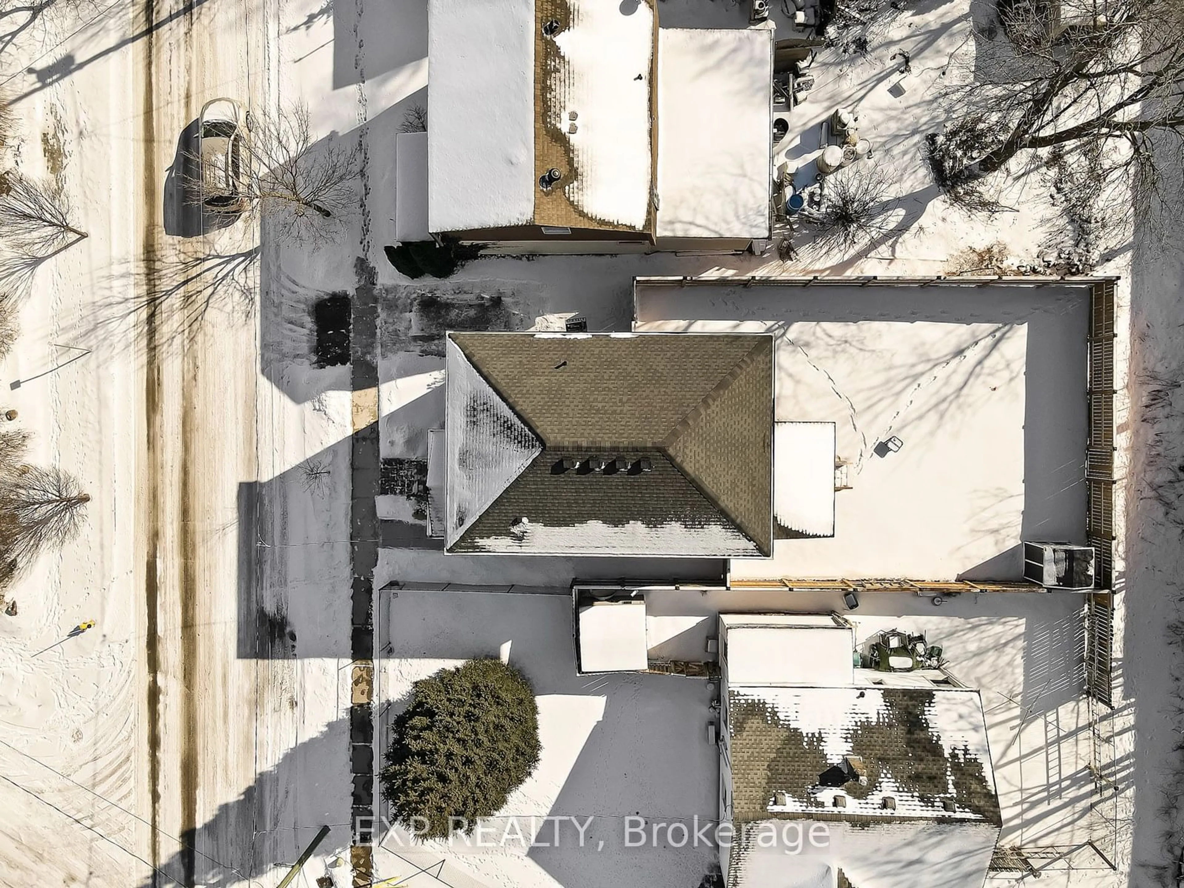 A pic from outside/outdoor area/front of a property/back of a property/a pic from drone, street for 53 Plymouth Ave, St. Catharines Ontario L2R 2X8