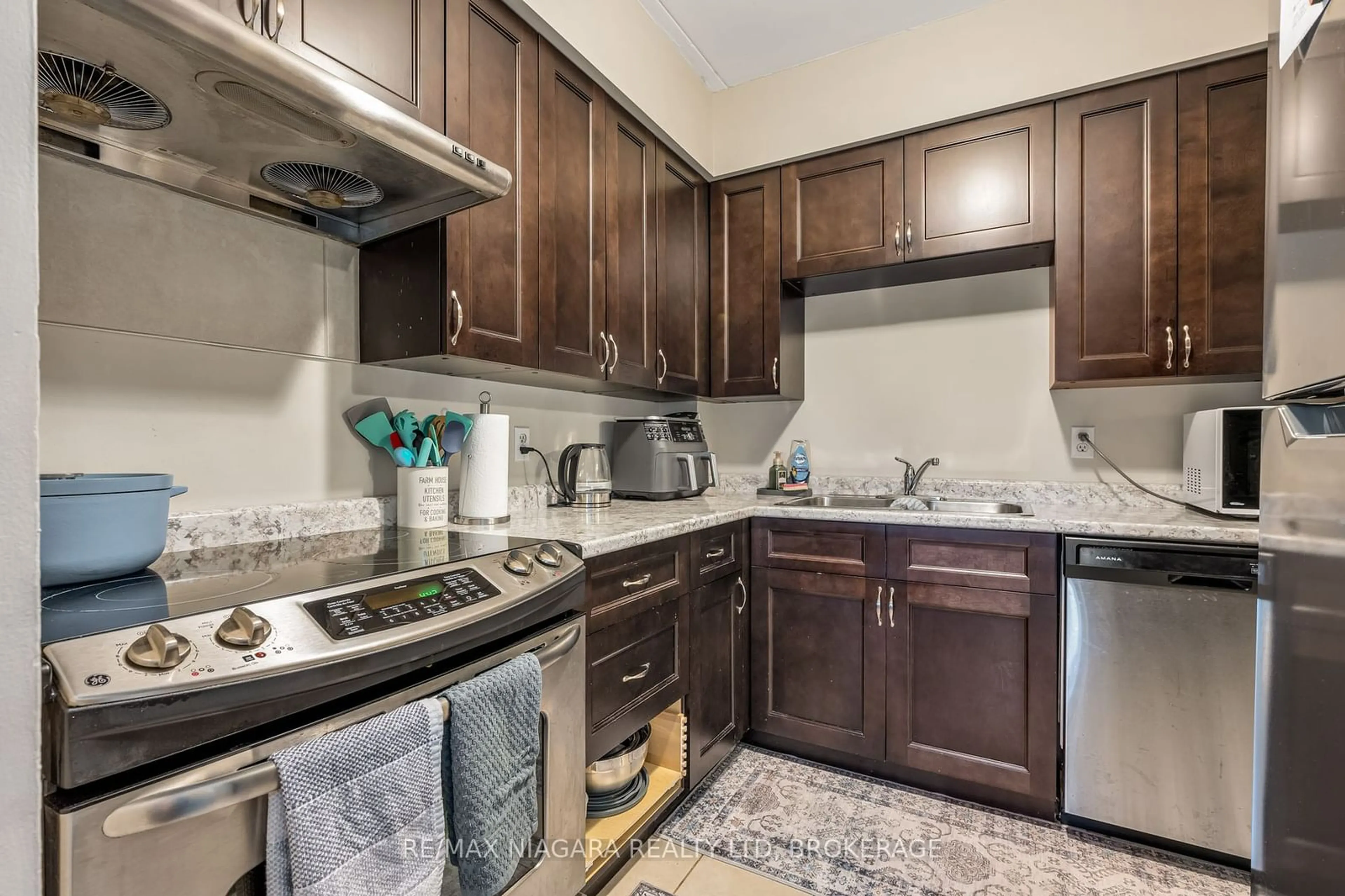 Standard kitchen, unknown for 72 Main St #107, Port Colborne Ontario L3K 5Z8