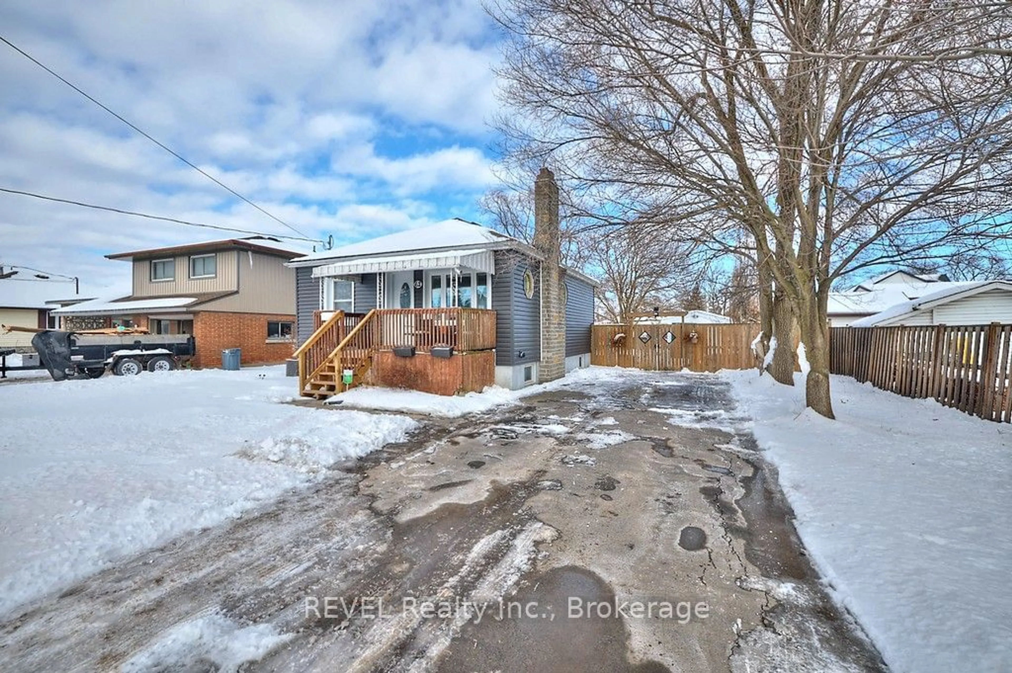 A pic from outside/outdoor area/front of a property/back of a property/a pic from drone, street for 62 Elgin St, Thorold Ontario L2V 3B7