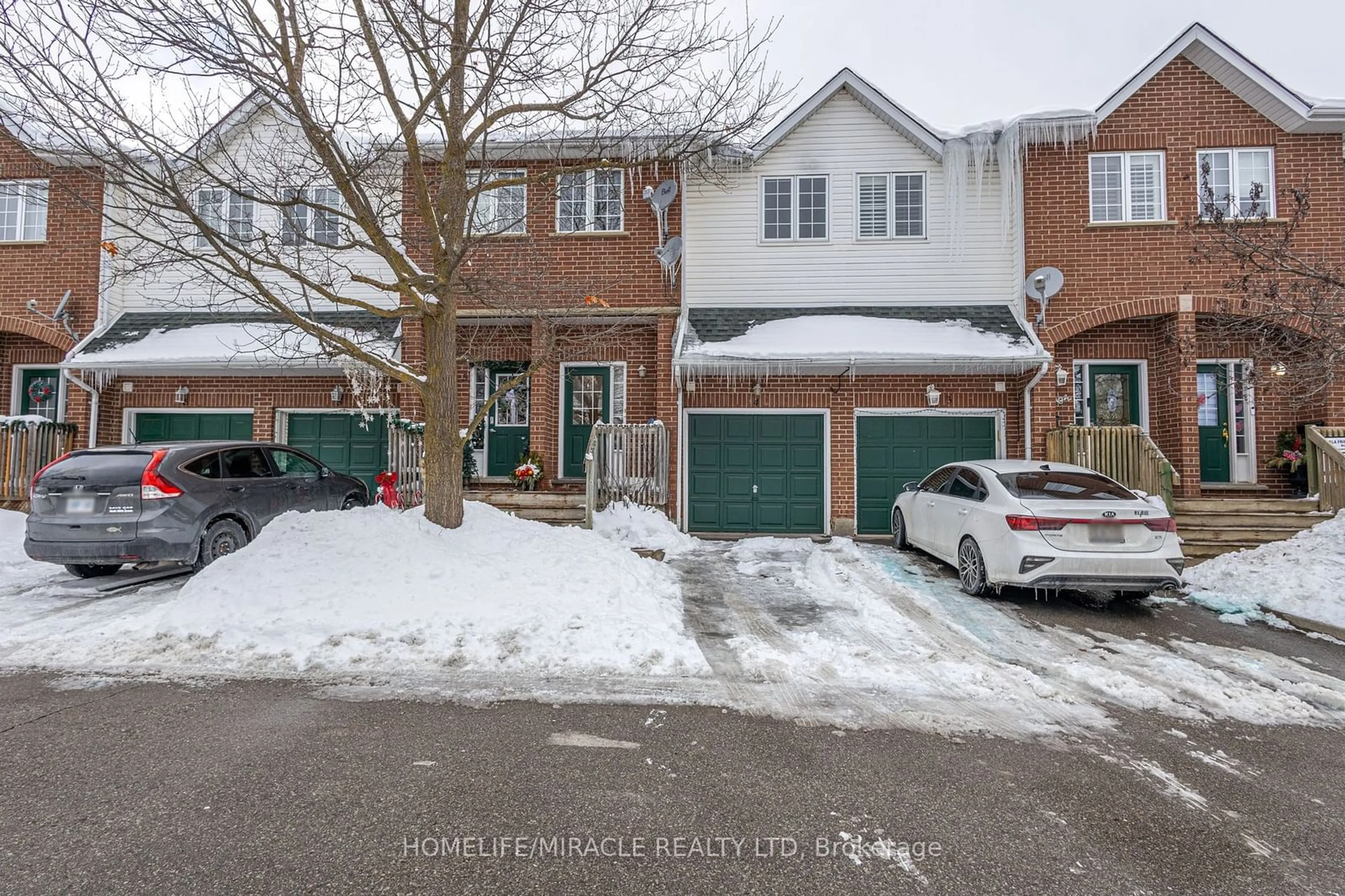 A pic from outside/outdoor area/front of a property/back of a property/a pic from drone, street for 42 Green Valley Dr #4, Kitchener Ontario N2P 2C3