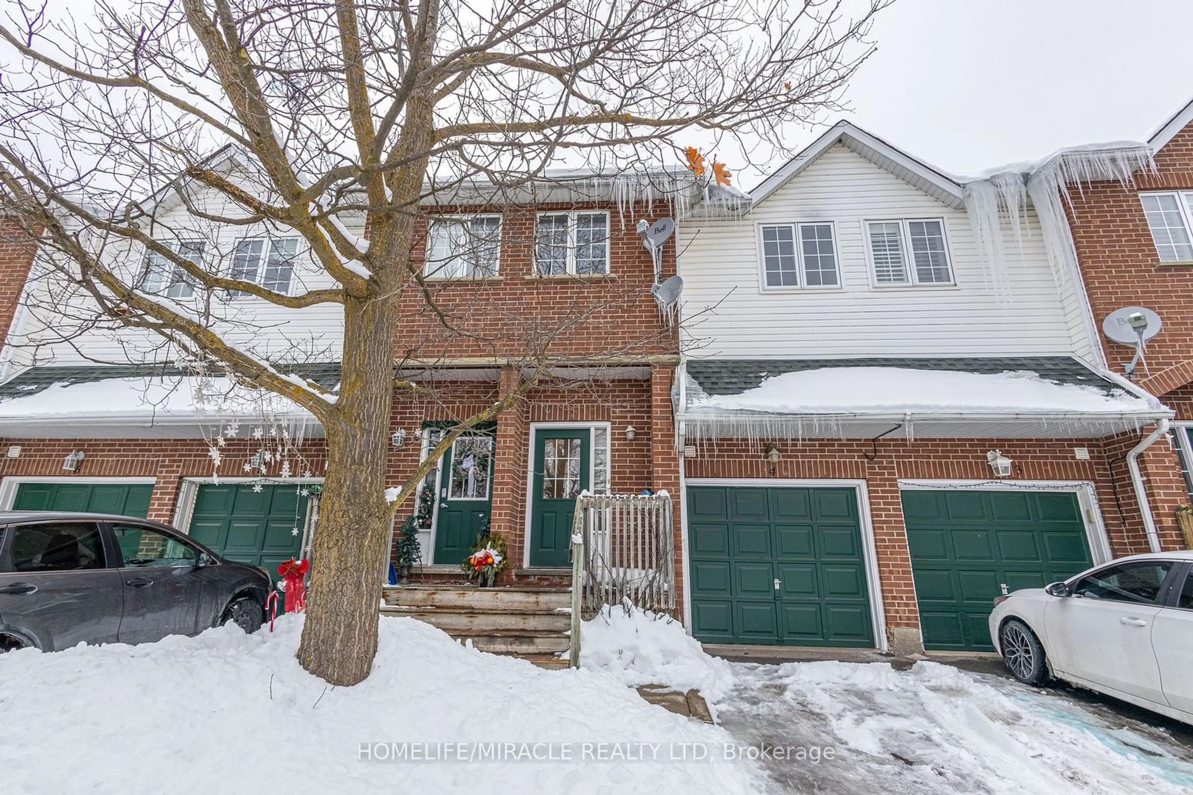 A pic from outside/outdoor area/front of a property/back of a property/a pic from drone, street for 42 Green Valley Dr #4, Kitchener Ontario N2P 2C3