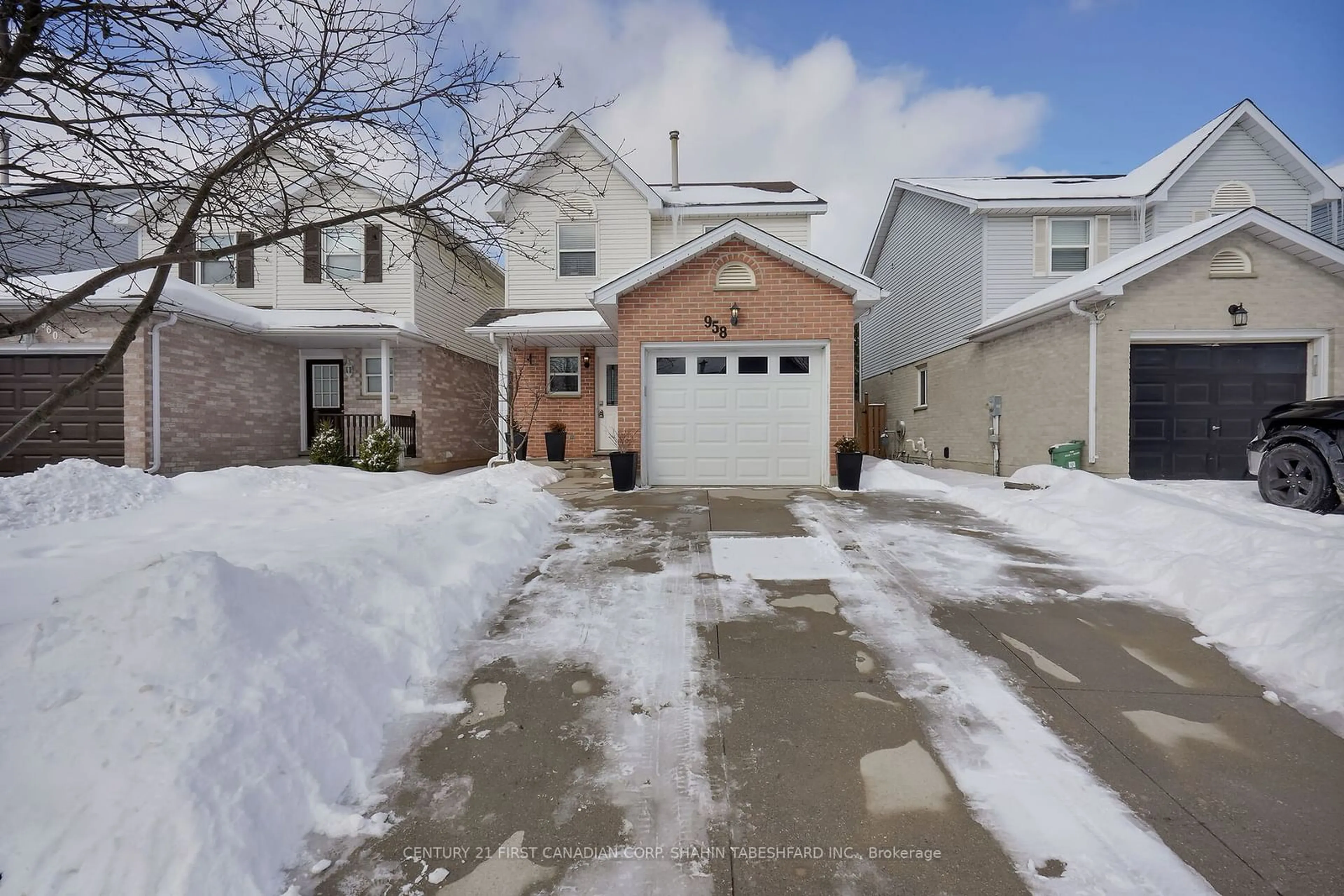 A pic from outside/outdoor area/front of a property/back of a property/a pic from drone, street for 958 Thistledown Way, London Ontario N6G 4Z6