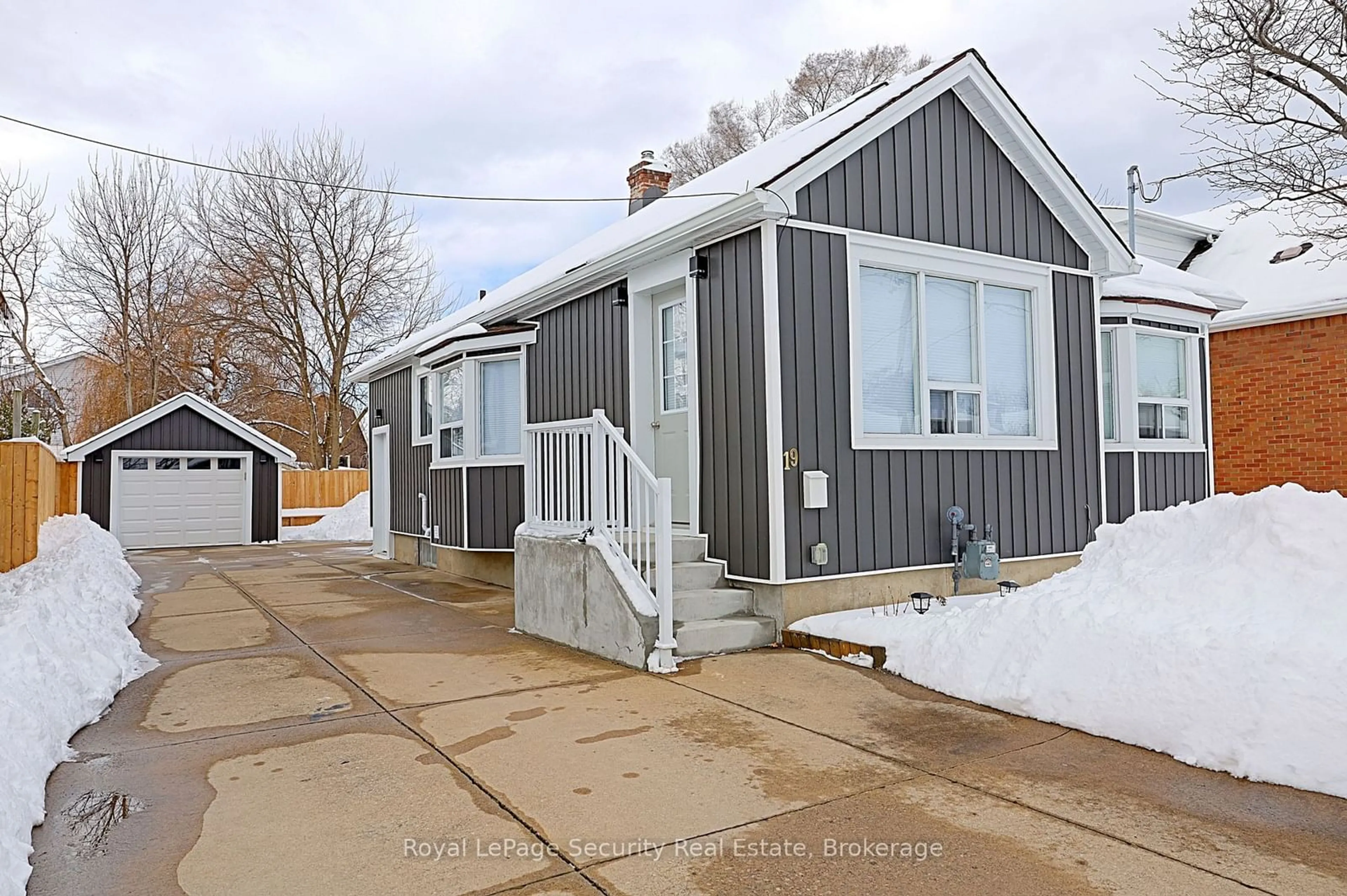 Home with vinyl exterior material, street for 19 Ormonde Ave, St. Catharines Ontario L2M 5P1