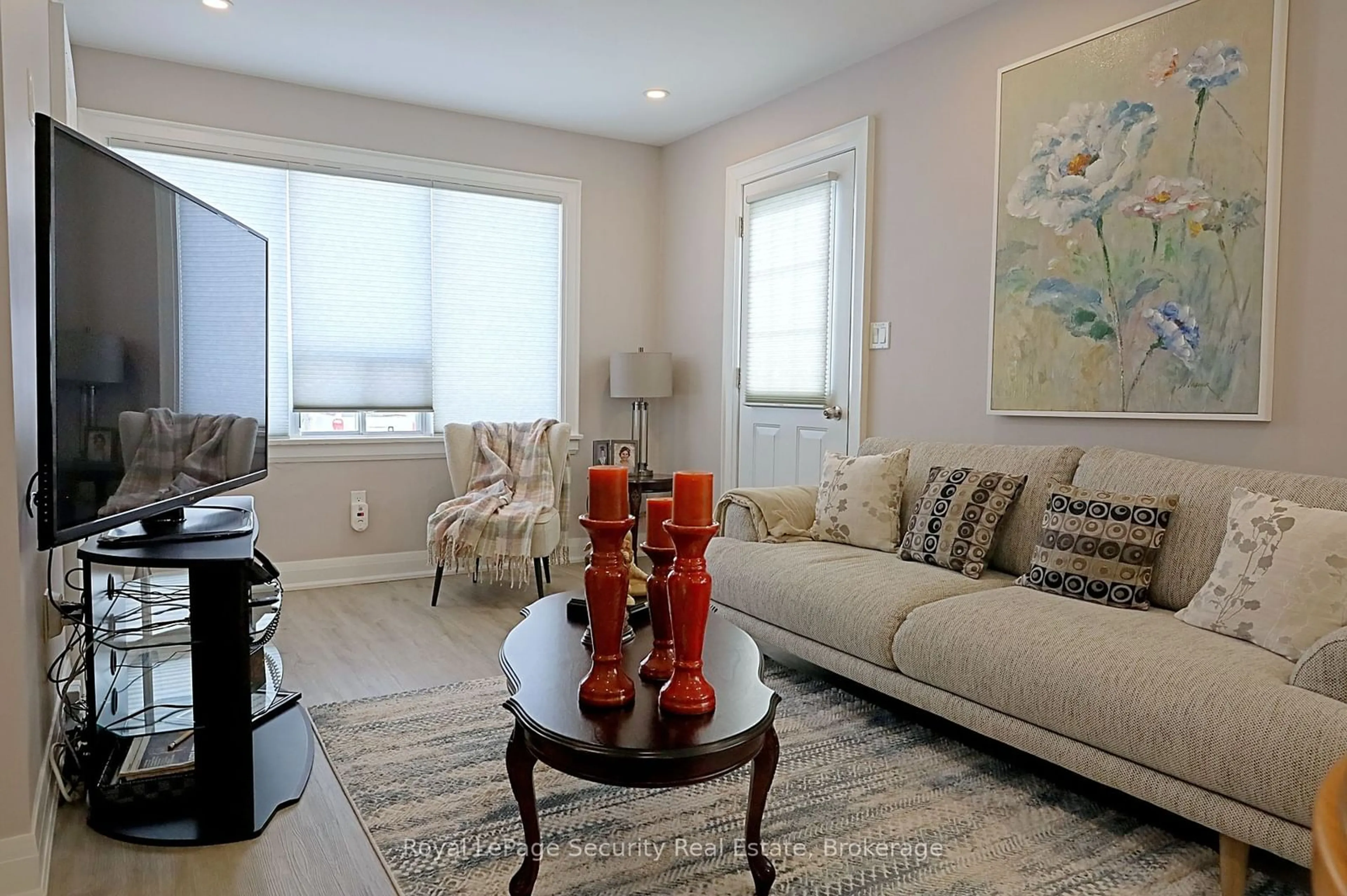 Living room with furniture, unknown for 19 Ormonde Ave, St. Catharines Ontario L2M 5P1