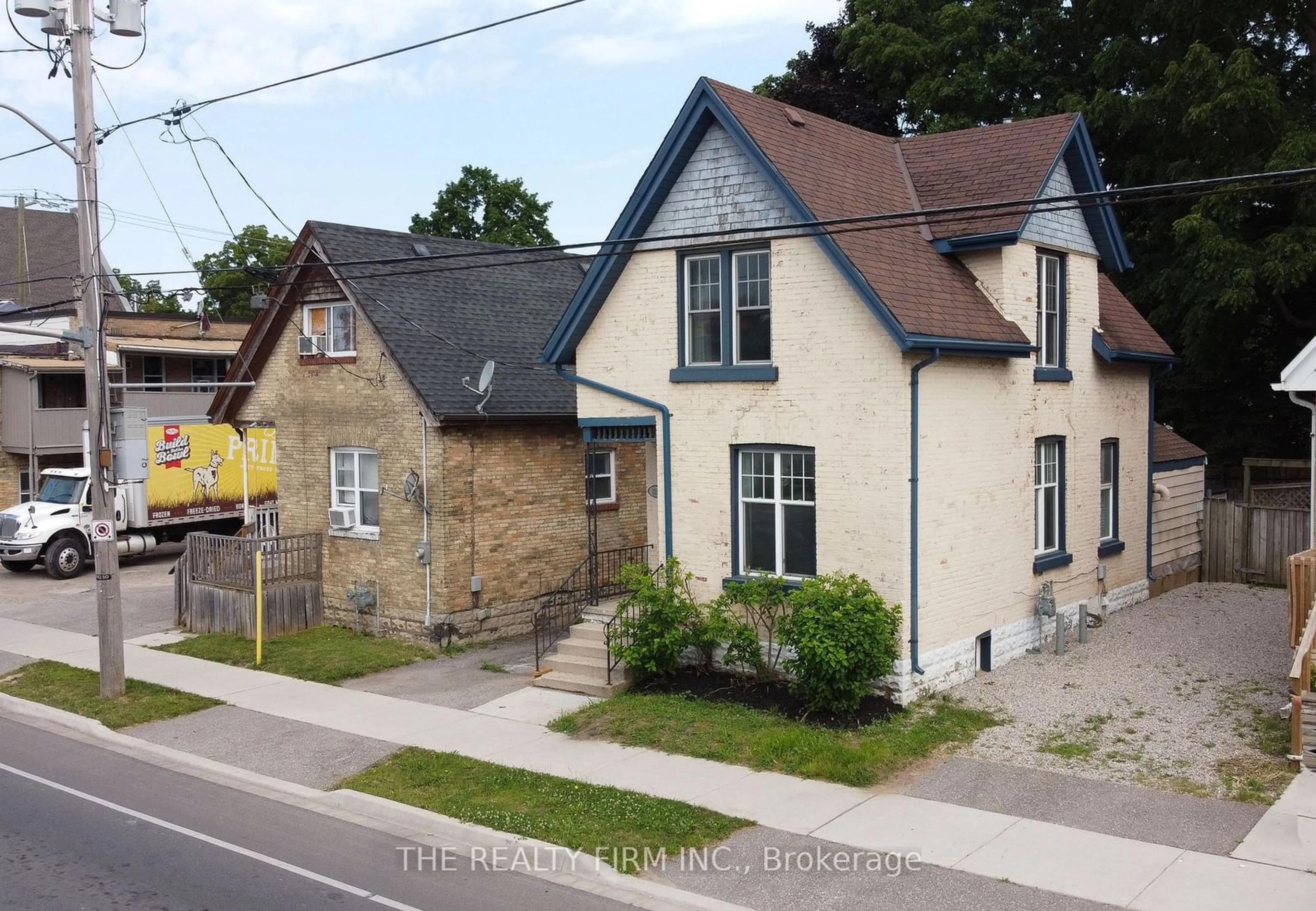 A pic from outside/outdoor area/front of a property/back of a property/a pic from drone, street for 1020 Trafalgar St, London Ontario N5Z 1G4