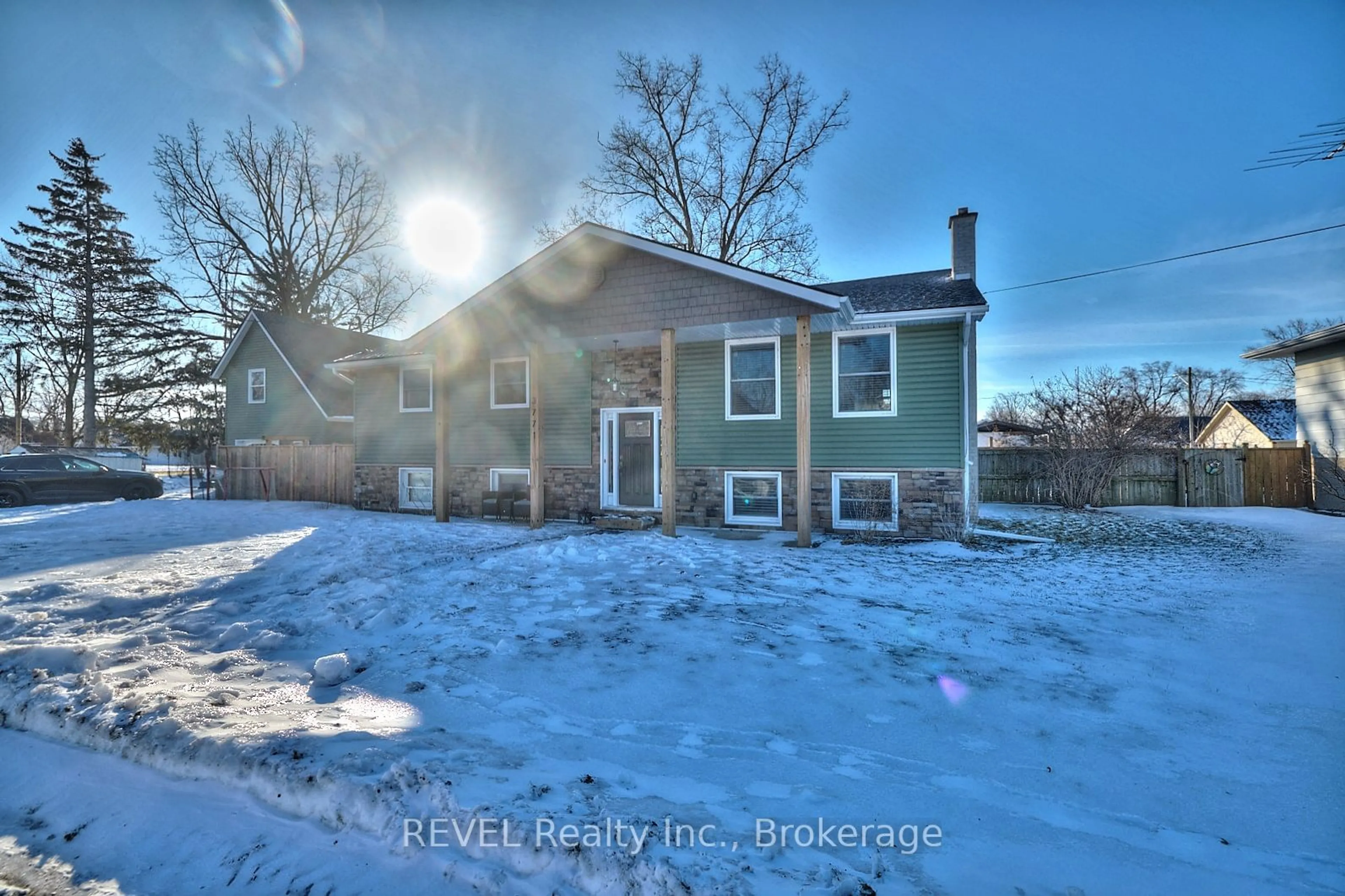 A pic from outside/outdoor area/front of a property/back of a property/a pic from drone, street for 3771 Roxborough Ave, Fort Erie Ontario L0S 1B0