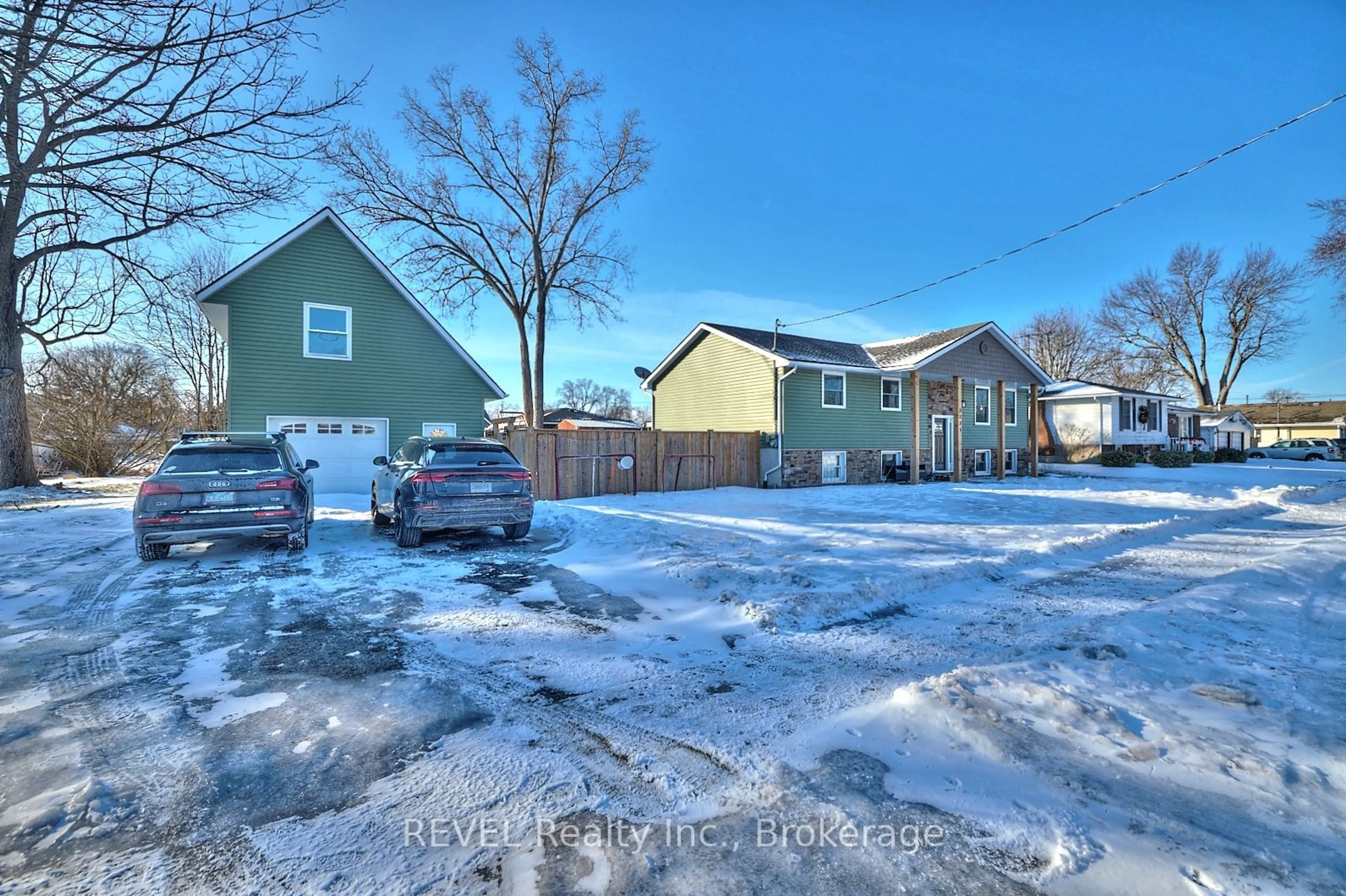 A pic from outside/outdoor area/front of a property/back of a property/a pic from drone, street for 3771 Roxborough Ave, Fort Erie Ontario L0S 1B0