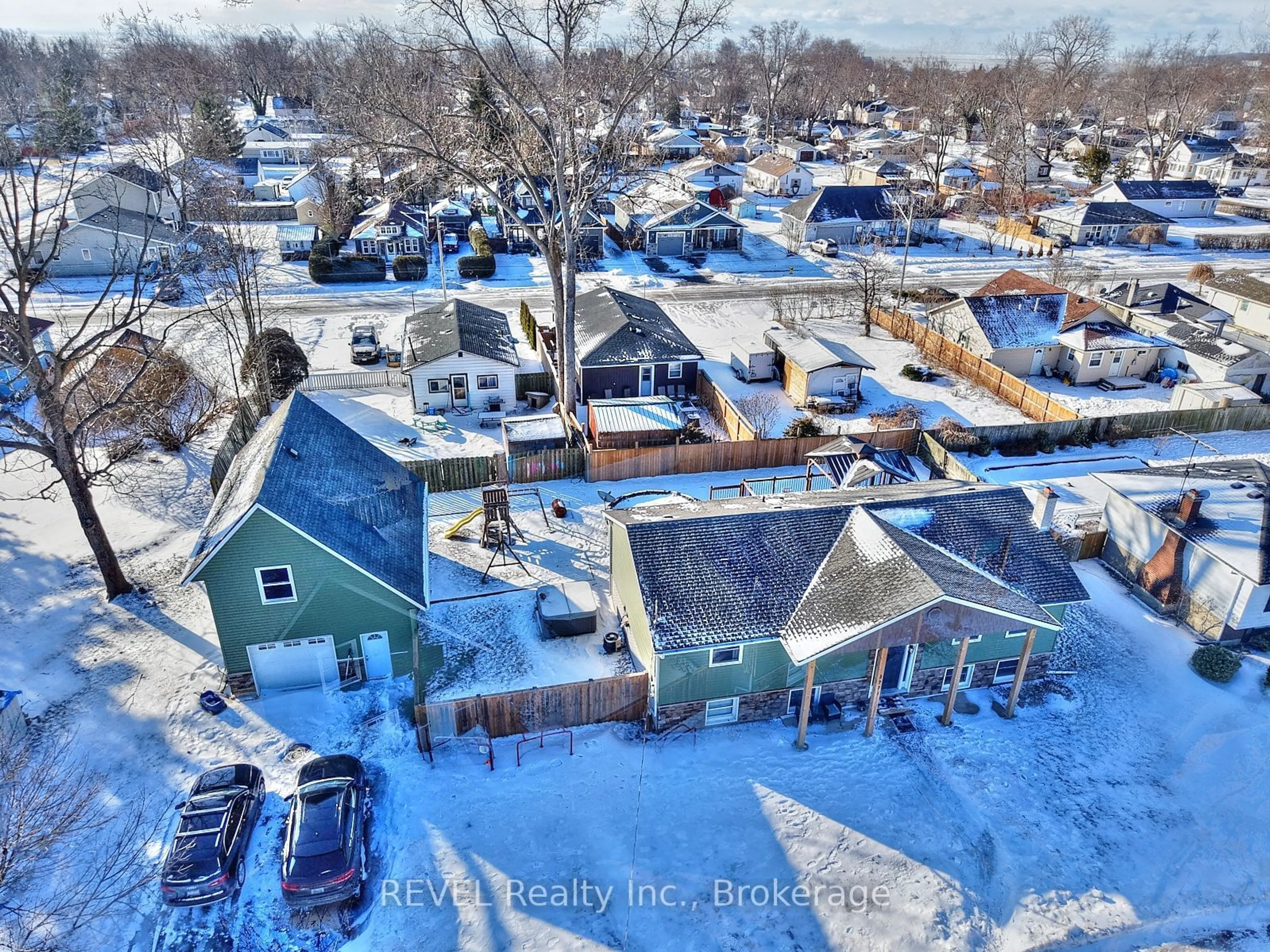 A pic from outside/outdoor area/front of a property/back of a property/a pic from drone, street for 3771 Roxborough Ave, Fort Erie Ontario L0S 1B0