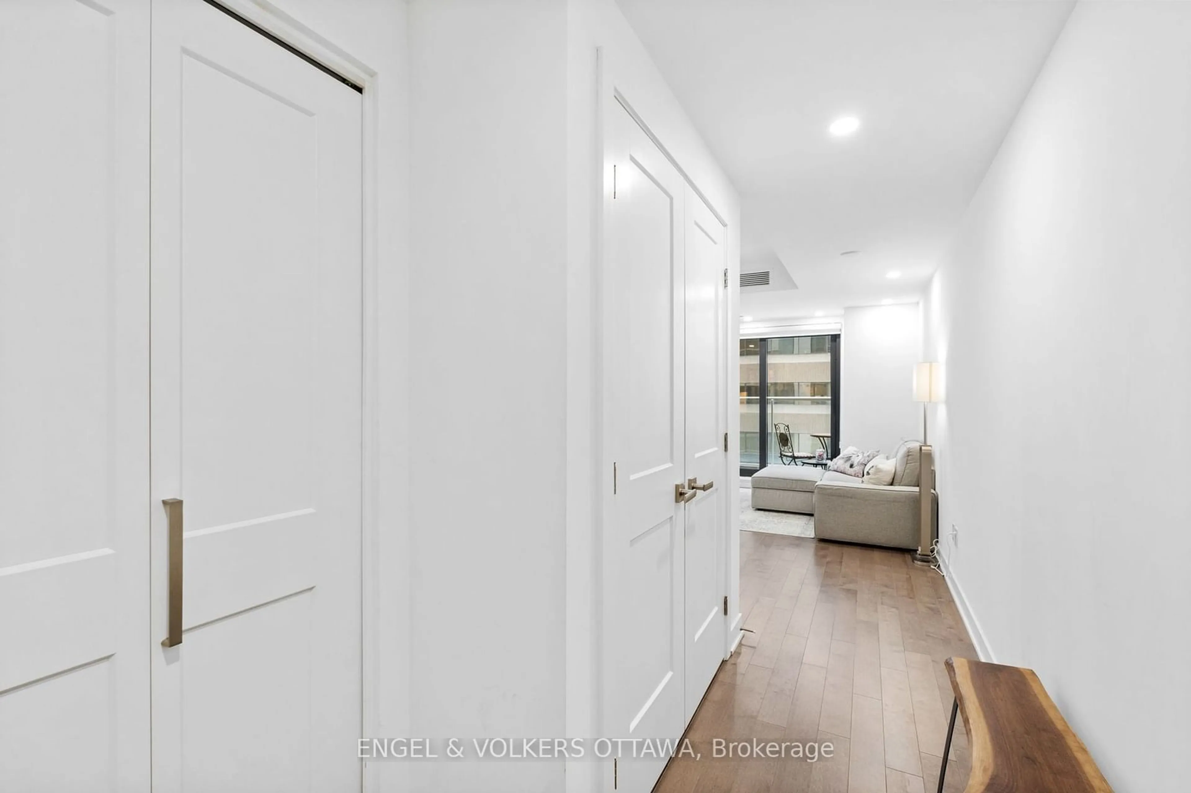 Indoor entryway for 340 Queen St #402, Ottawa Centre Ontario K1R 0G1