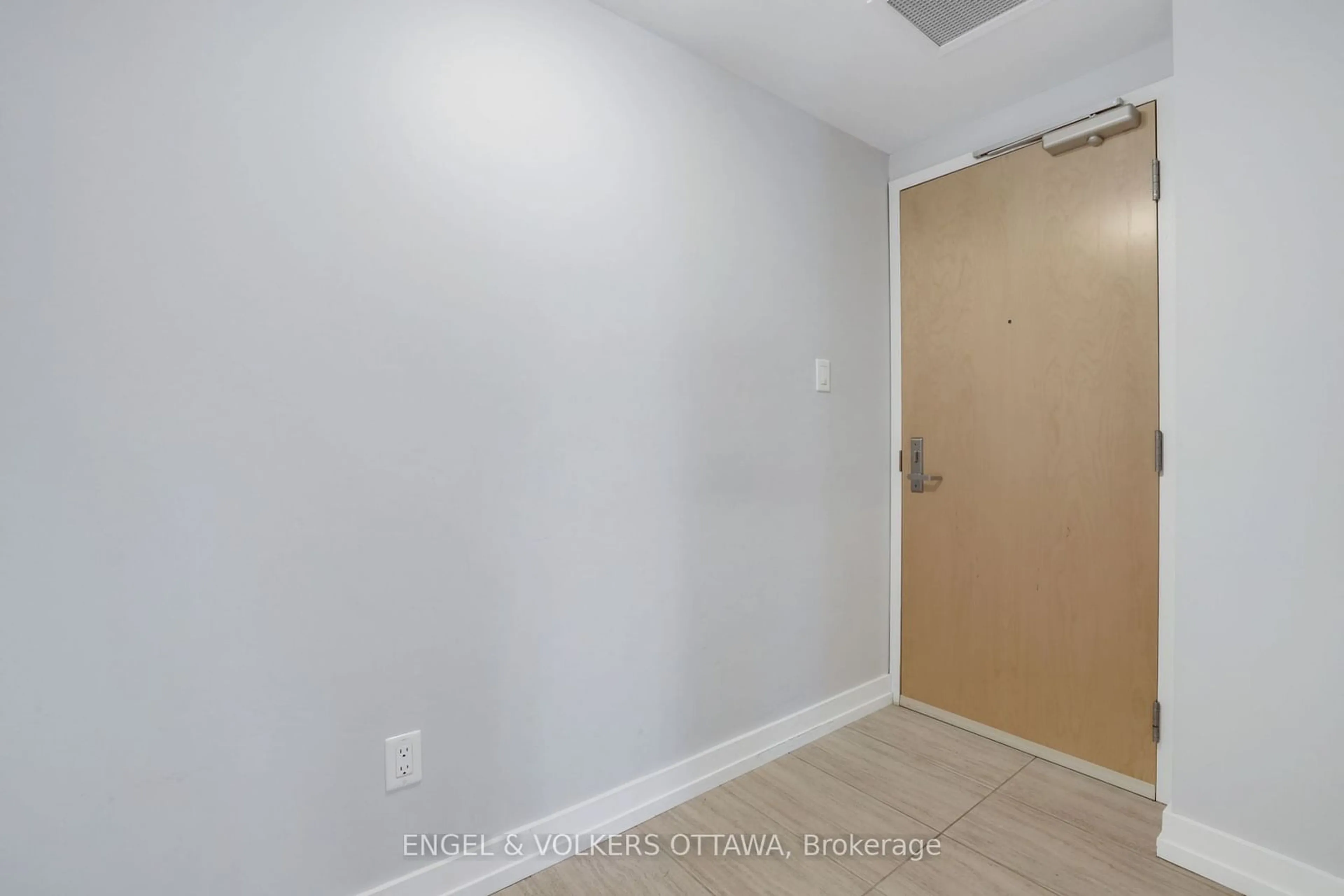 A pic of a room for 179 Metcalfe St #404, Ottawa Centre Ontario K2P 0W1