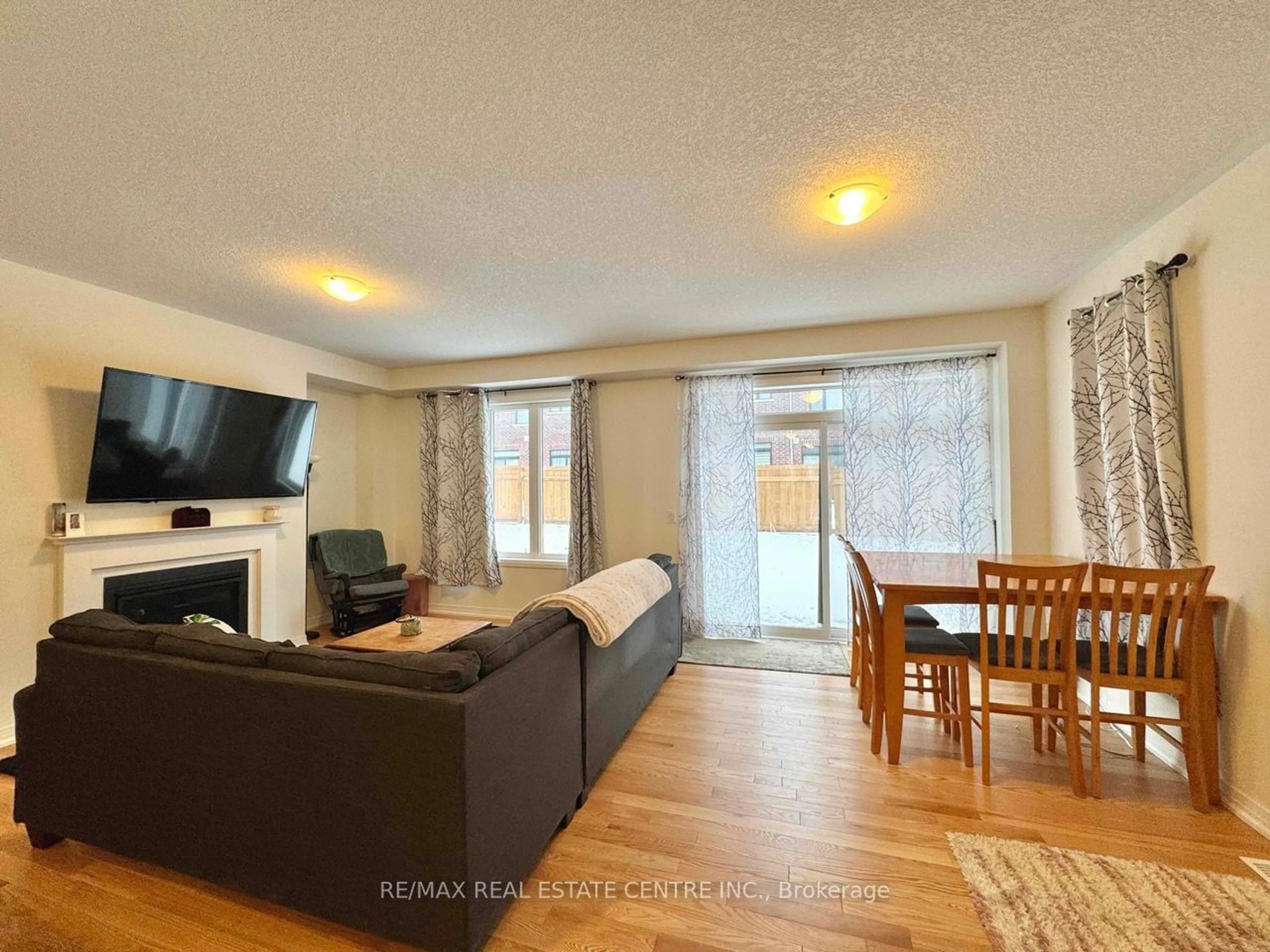 Living room with furniture, wood/laminate floor for 32 Blackburn St, Cambridge Ontario N1S 0E1