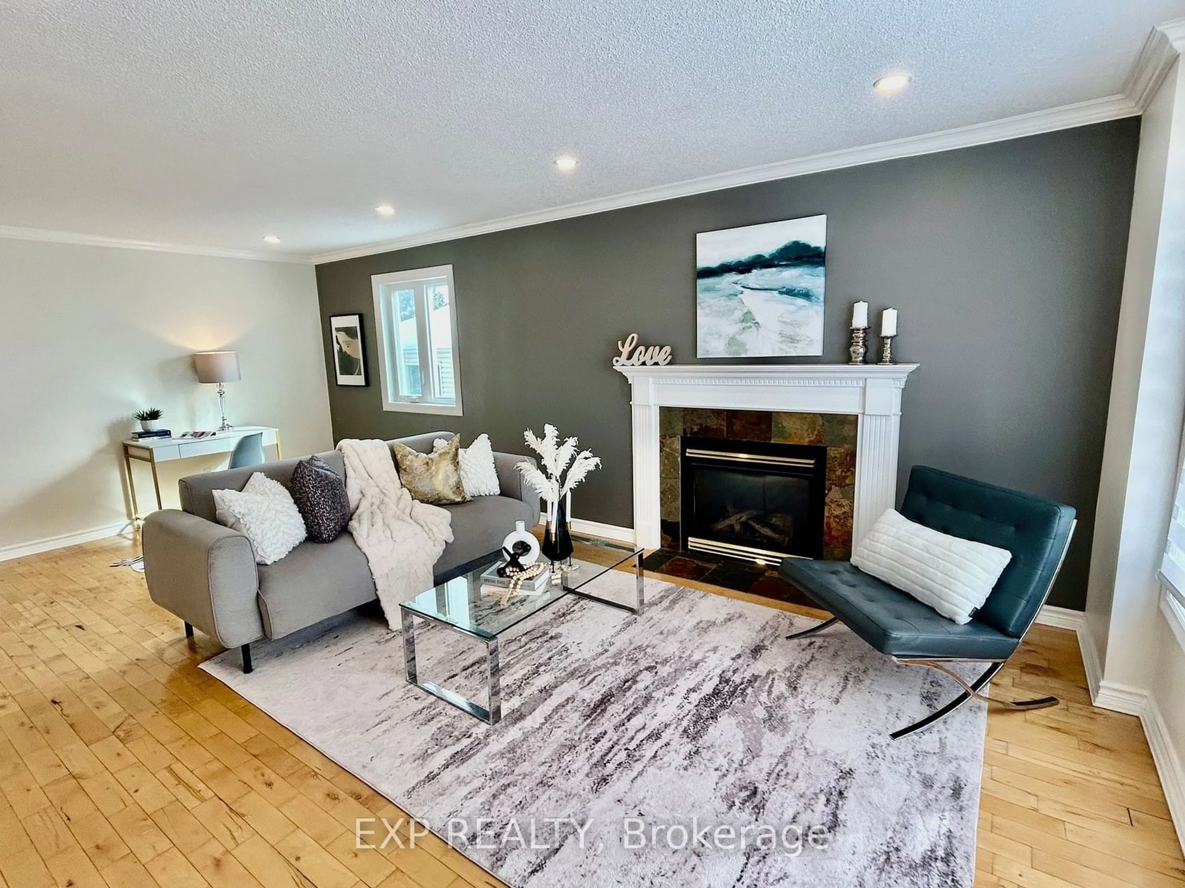 Living room with furniture, wood/laminate floor for 15 Amy St, Stittsville - Munster - Richmond Ontario K2S 1L7